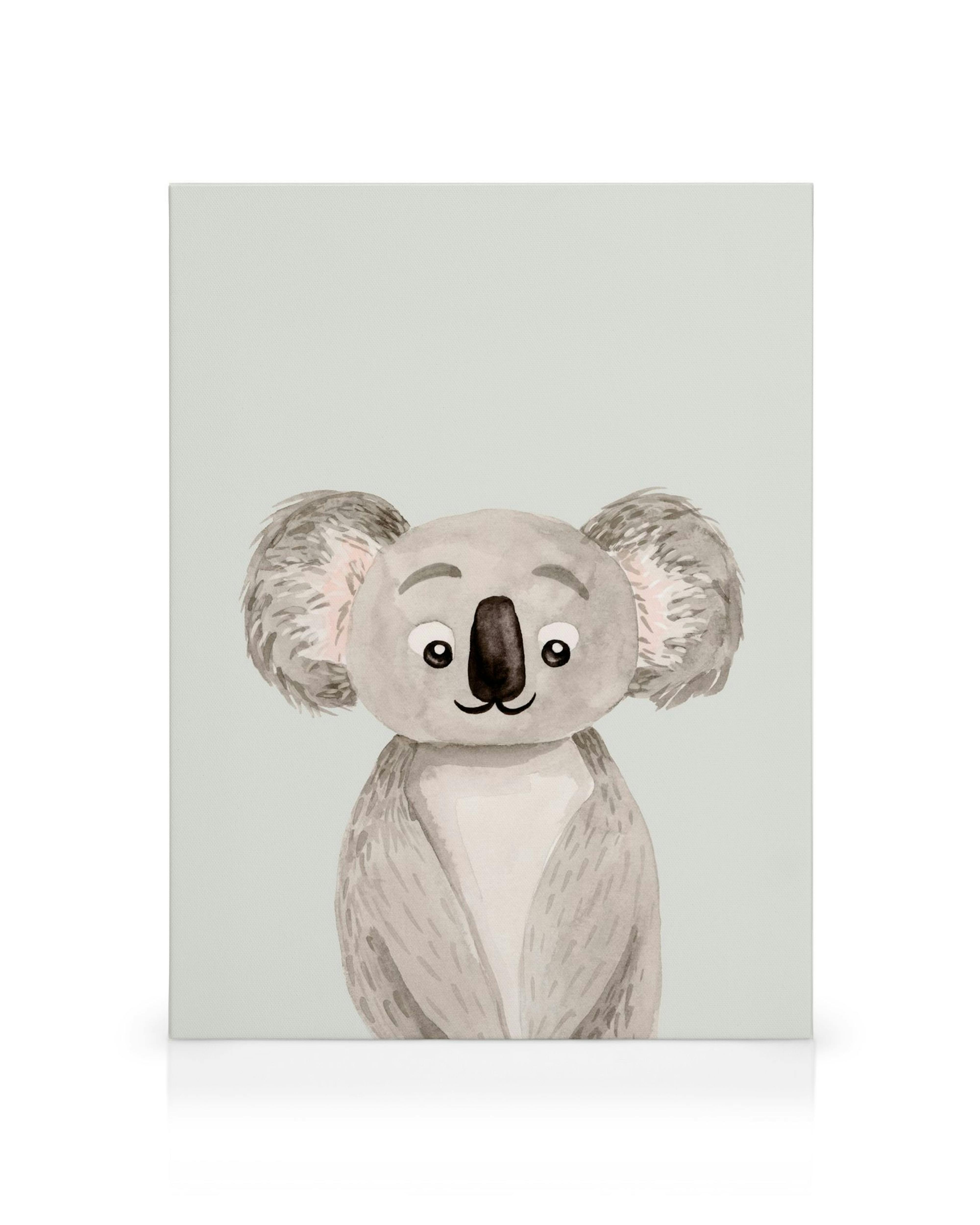 Stampa su tela con un koala grigio e bianco, naso nero, orecchie rotonde e grandi occhi neri su sfondo chiaro.