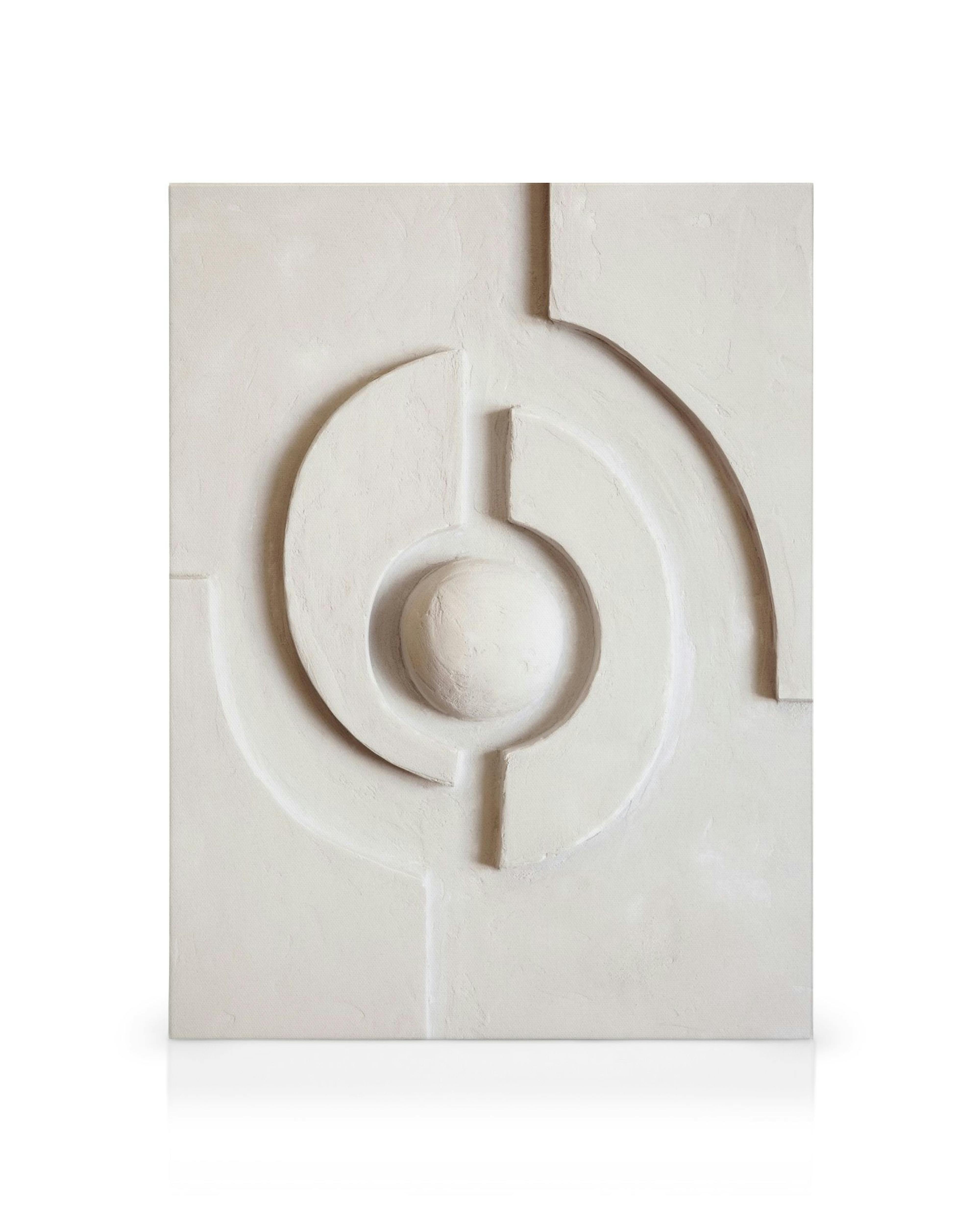 Arte testurizzata beige con forme geometriche astratte e una sfera centrale, su tela.