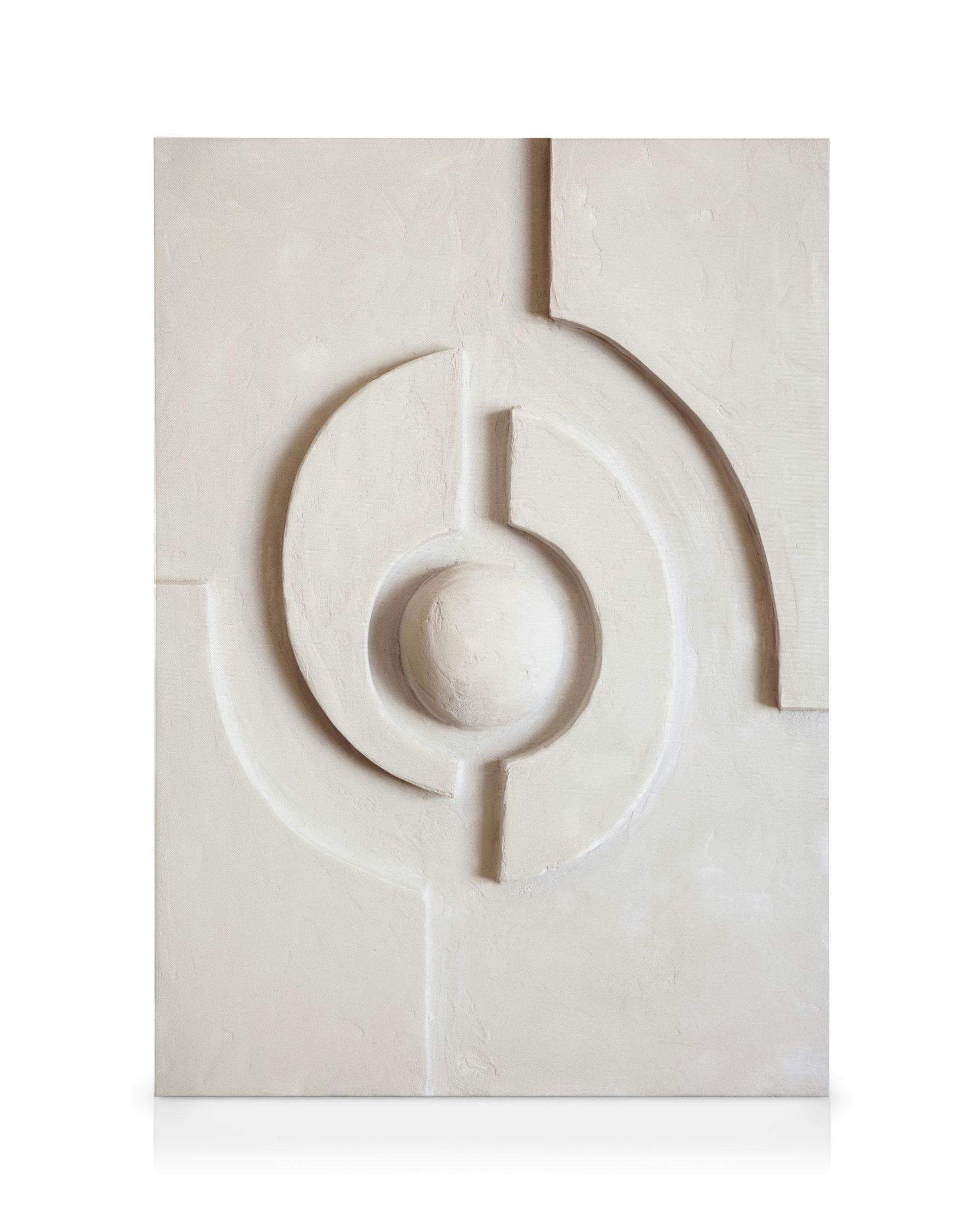 Beżowy obraz na płótnie z białymi, teksturowanymi, geometrycznymi kształtami i kulą, sztuka ścienna