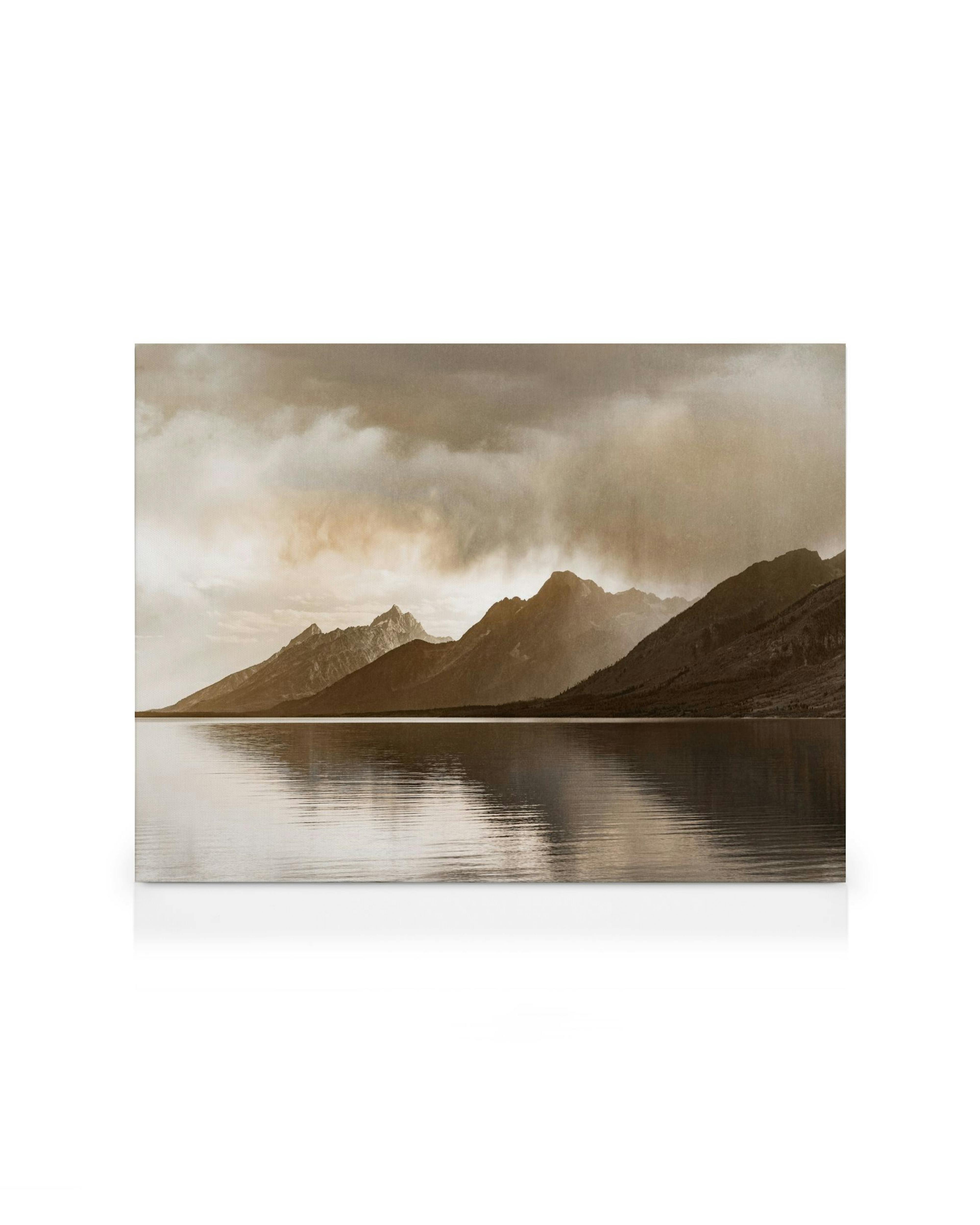 Canvas met bergmeer en rotsachtige bergen in sepia tinten, rustieke sfeer.