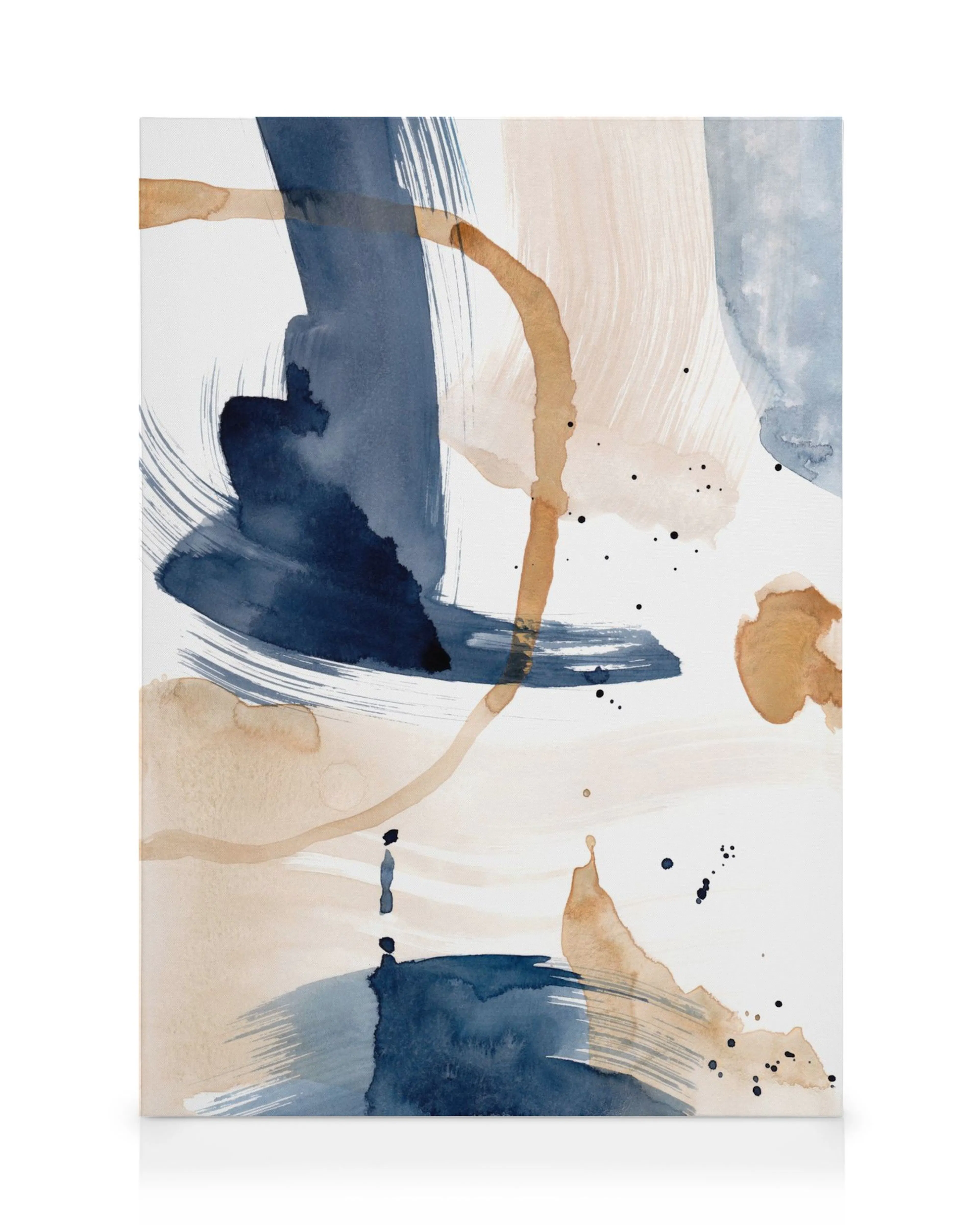 Abstract canvas met blauwe, bruine en beige penseelstreken, met zwarte spetters en vegen.