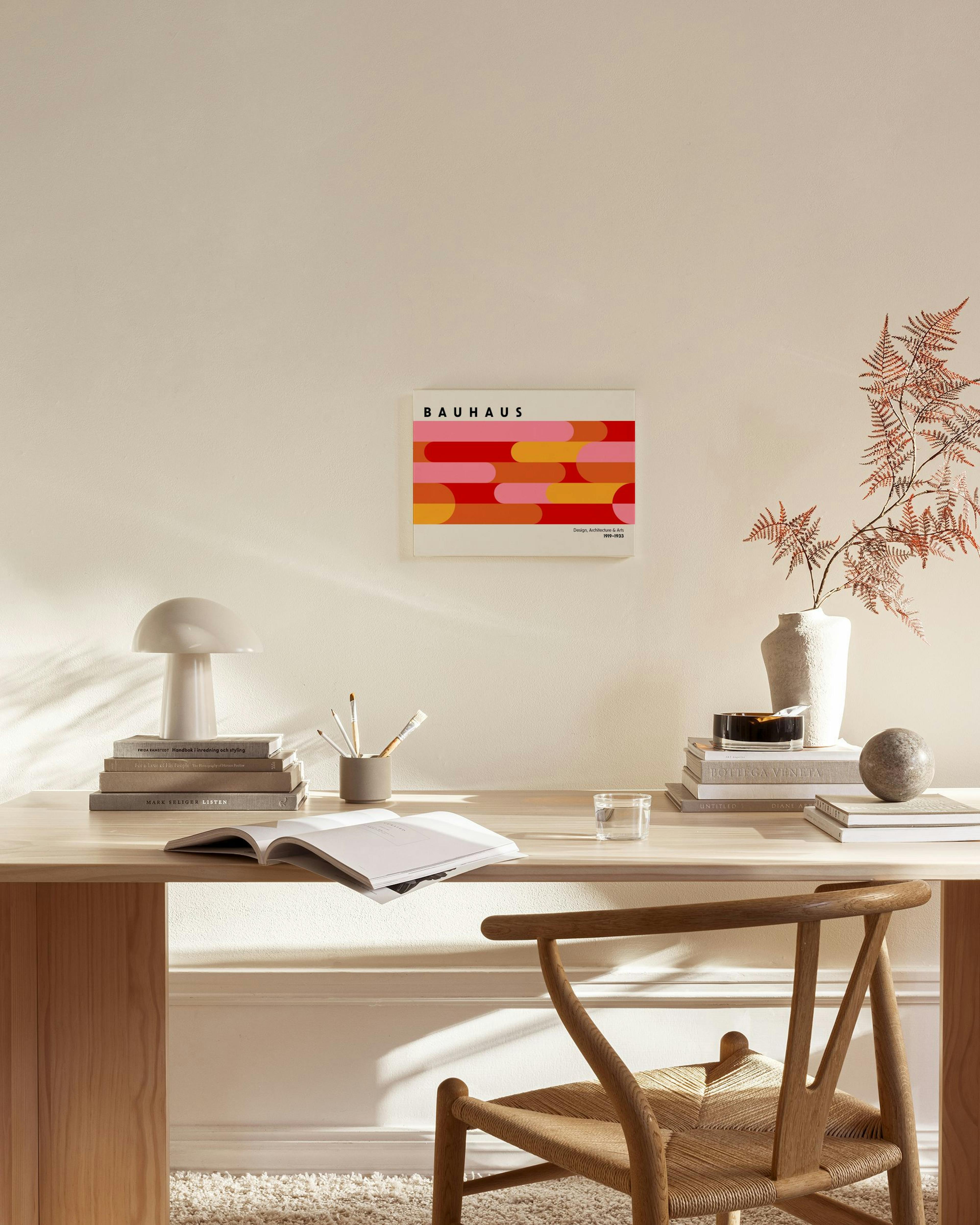 Tela decorativa Bauhaus com formas orgânicas coloridas em tons de rosa, laranja e vermelho, sobre fundo claro.