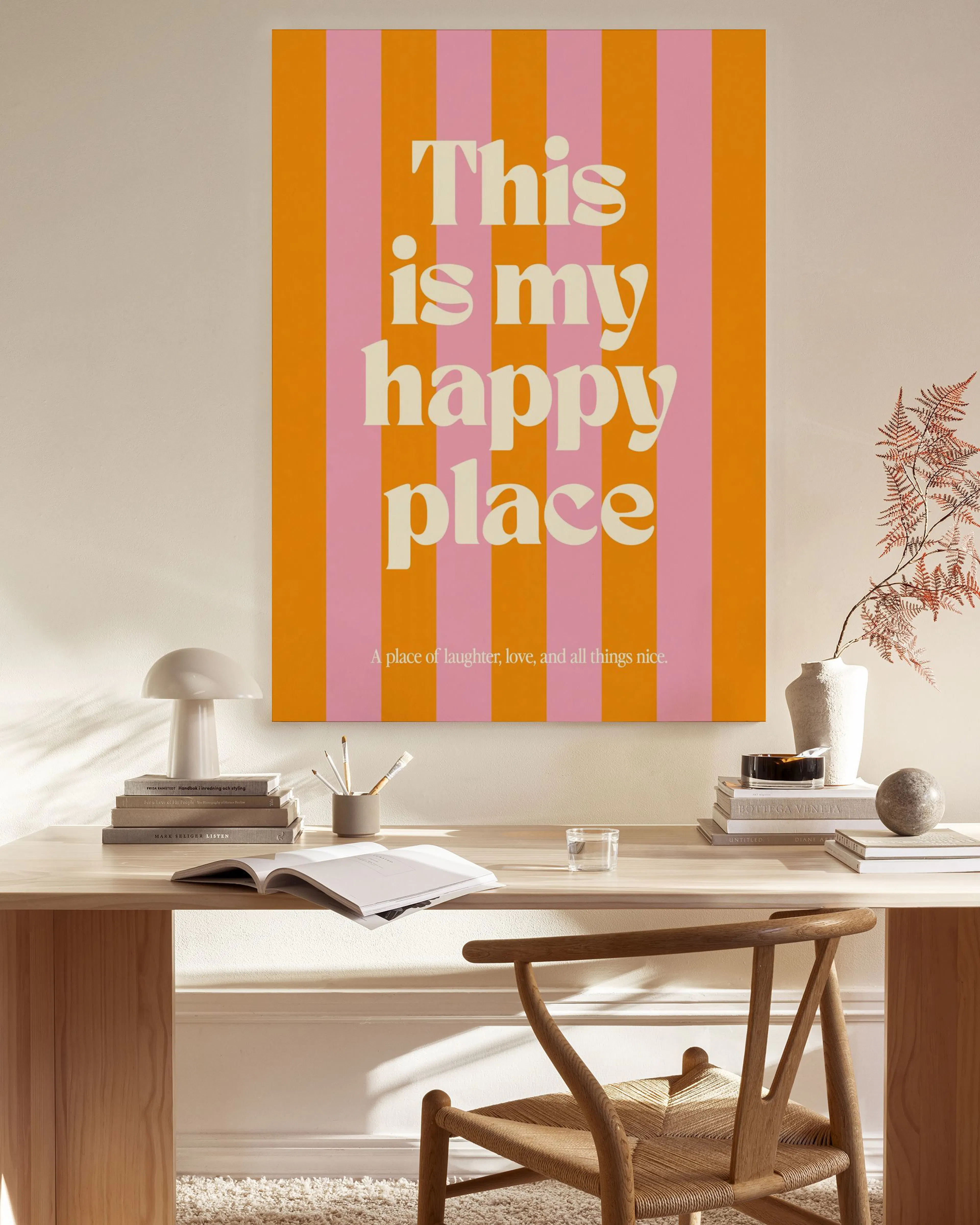 Toile à rayures orange et rose, avec linscription This is my happy place en blanc et A place of laughter, love, and all things n