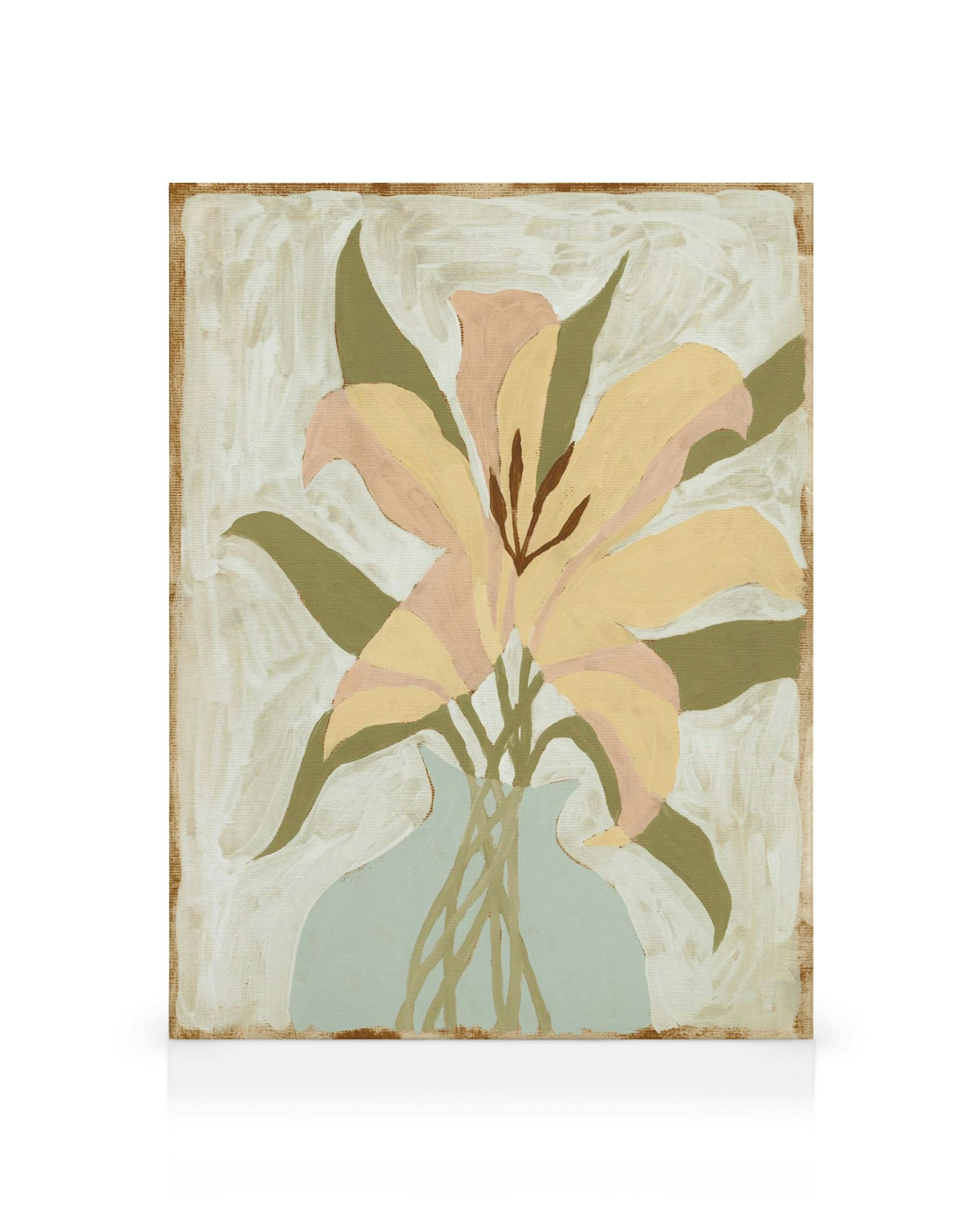 Obraz na płótnie przedstawiający lilię w pastelowych odcieniach beżu, różu i zieleni, w jasnoniebieskim wazonie.