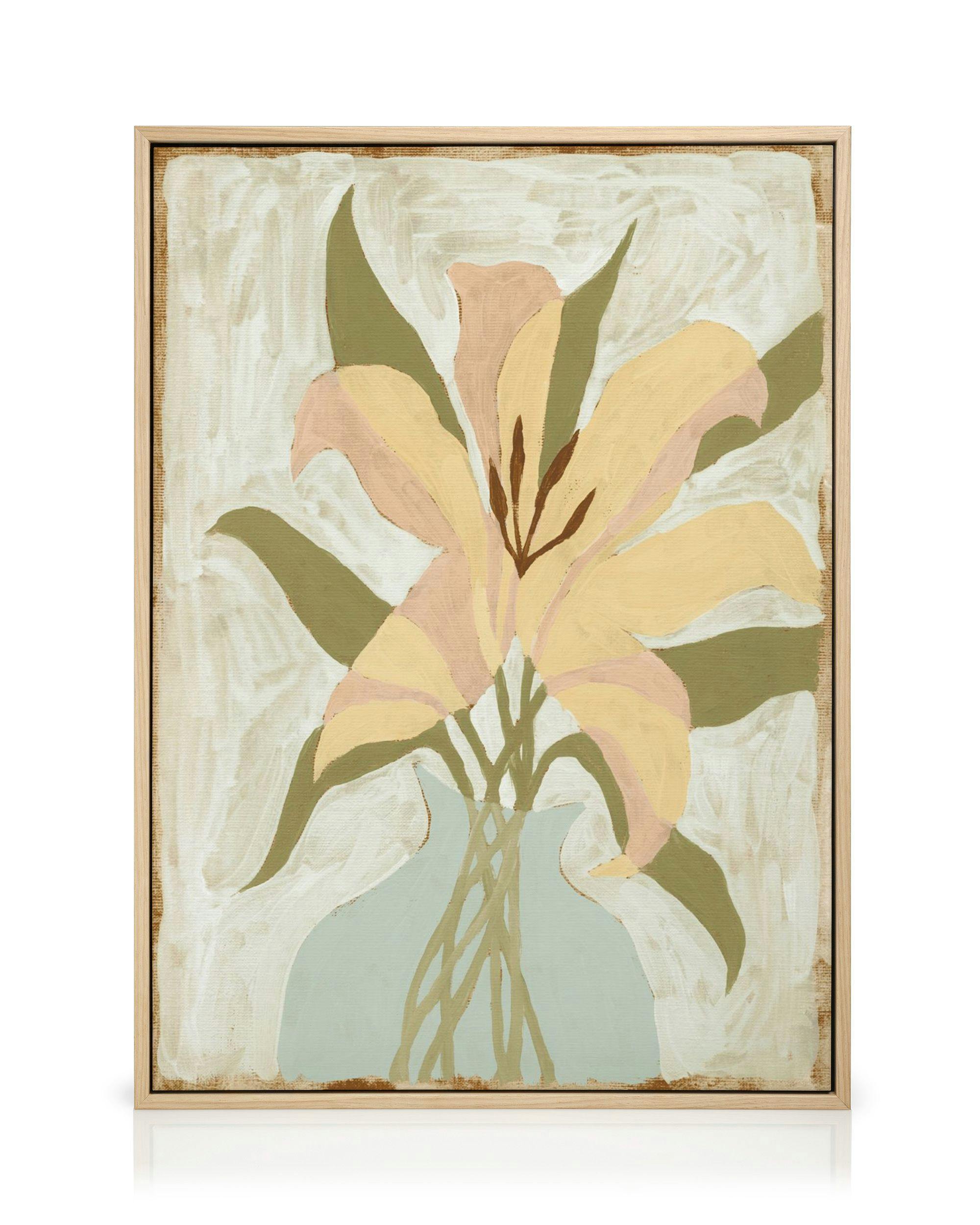 Tela decorativa com pintura de um lírio em tons de pêssego e amarelo claro, com folhas verdes num vaso azul, sobre fundo bege.