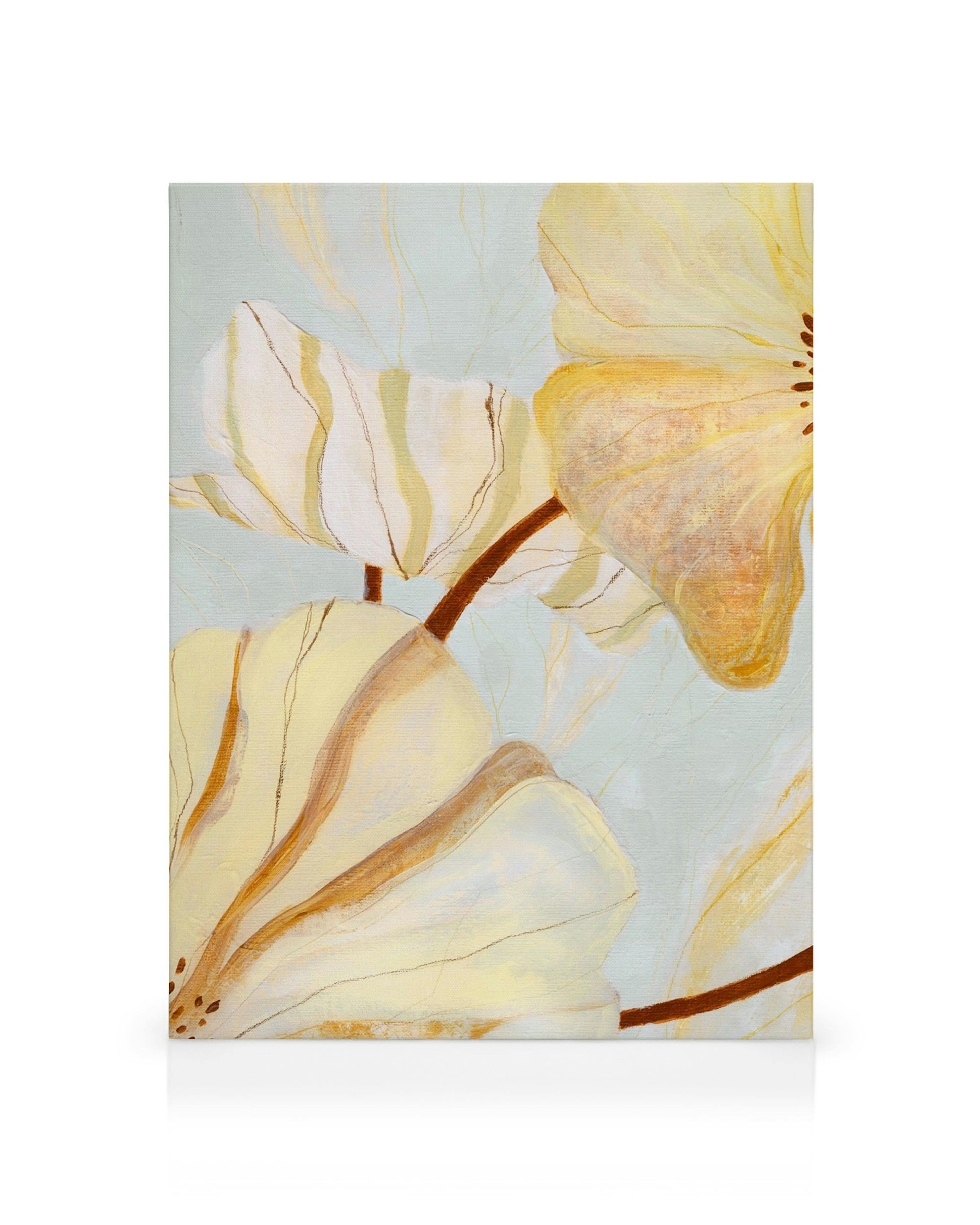 Leinwandbild mit großen, stilisierten Blüten in Gelb- und Beigetönen auf hellblauem Hintergrund.