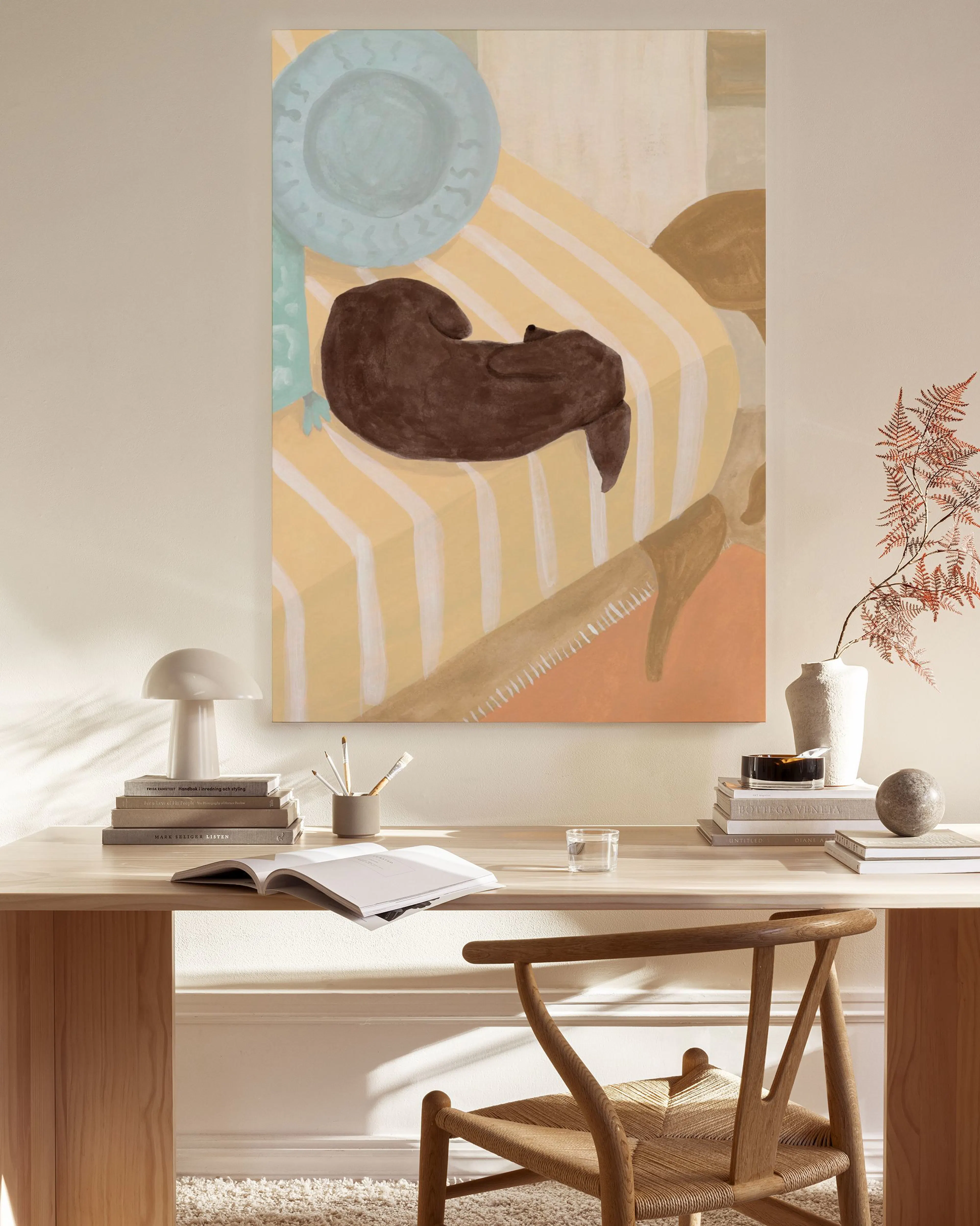 Canvas van een slapende hond op een gestreept kussen, hangend in een modern interieur.