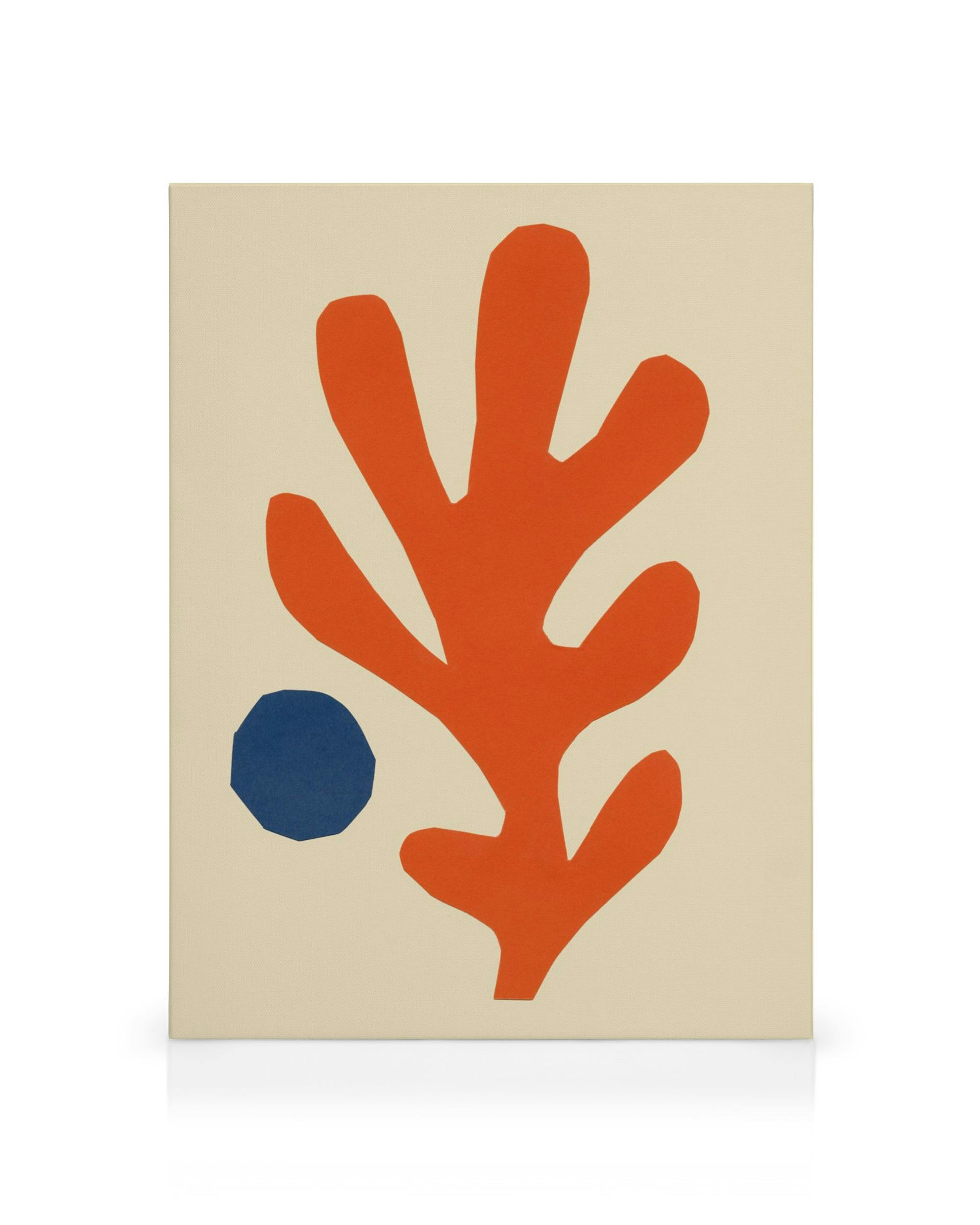 Obraz na płótnie z abstrakcyjnym kształtem w kolorze pomarańczowym przypominającym roślinę i małym, niebieskim kołem na beżowym 