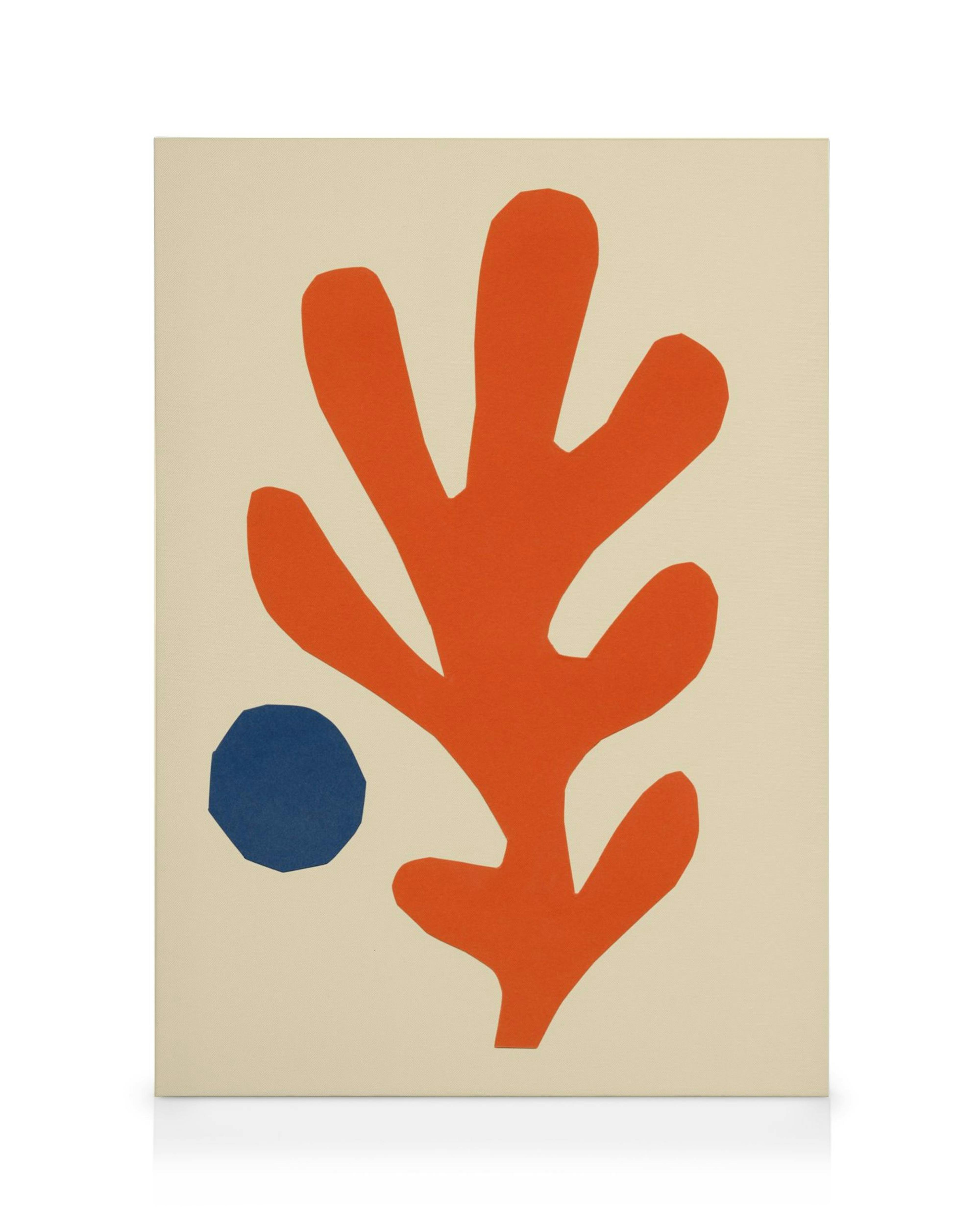 Obraz na płótnie z abstrakcyjnym kształtem w kolorze pomarańczowym przypominającym roślinę i małym, niebieskim kołem na beżowym 