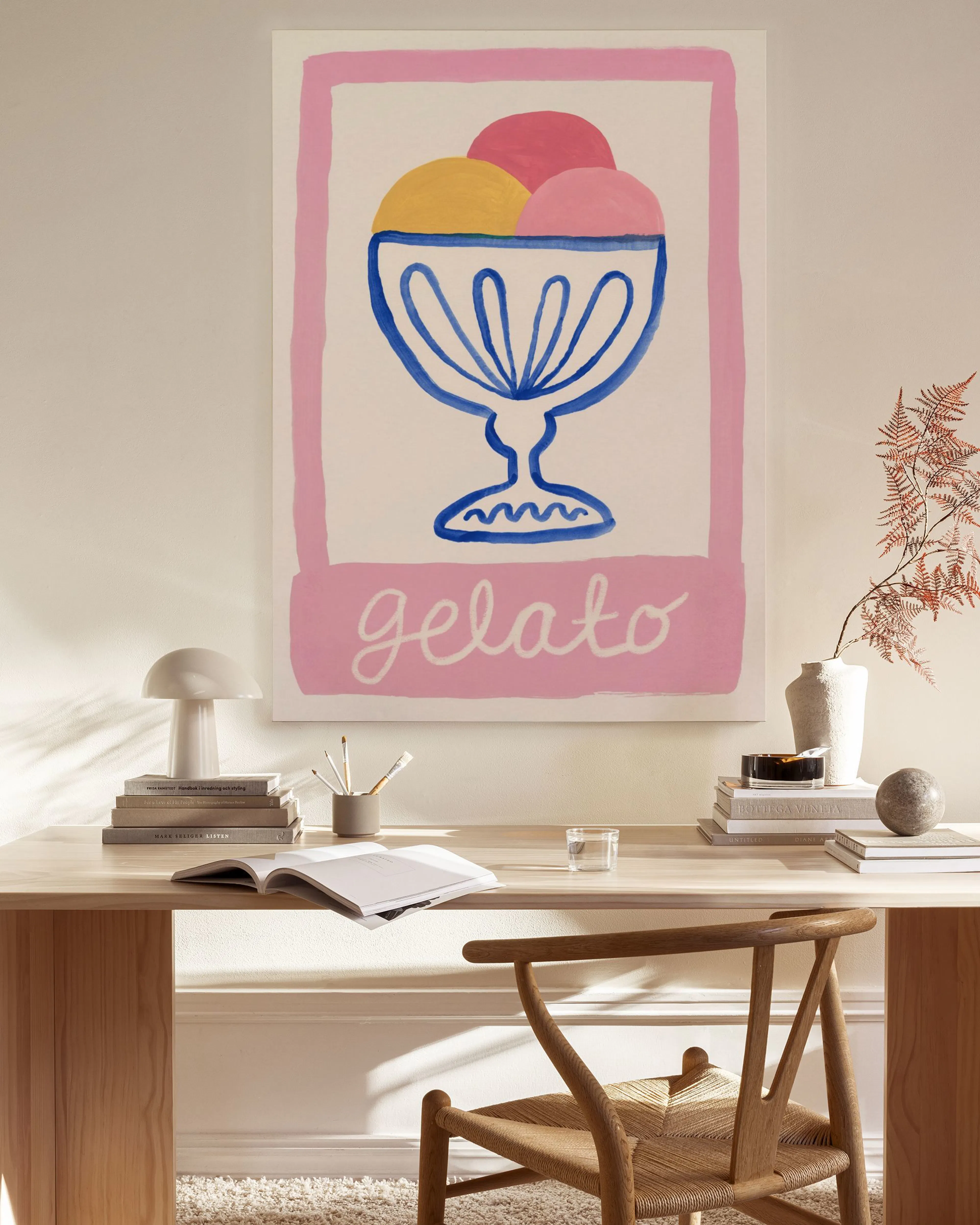 Leinwandbild mit einem blauen Eisbecher und drei Kugeln Eis (gelb, rosa, rot) auf rosa Hintergrund, Wort gelato darunter, in ein