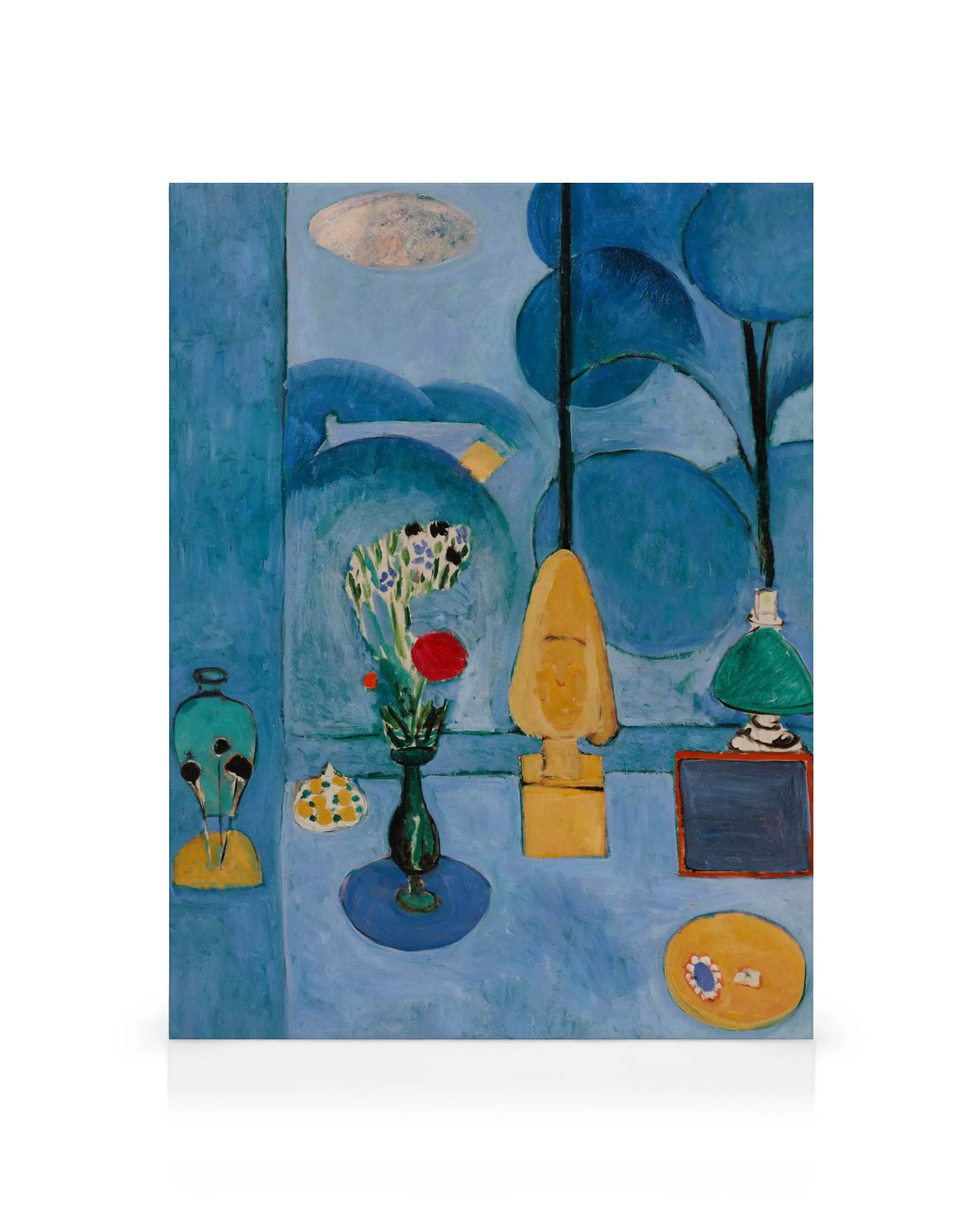 Kubistisch blauw interieur canvas met een vaas vol bloemen, een geel hoofd en een groene lamp.
