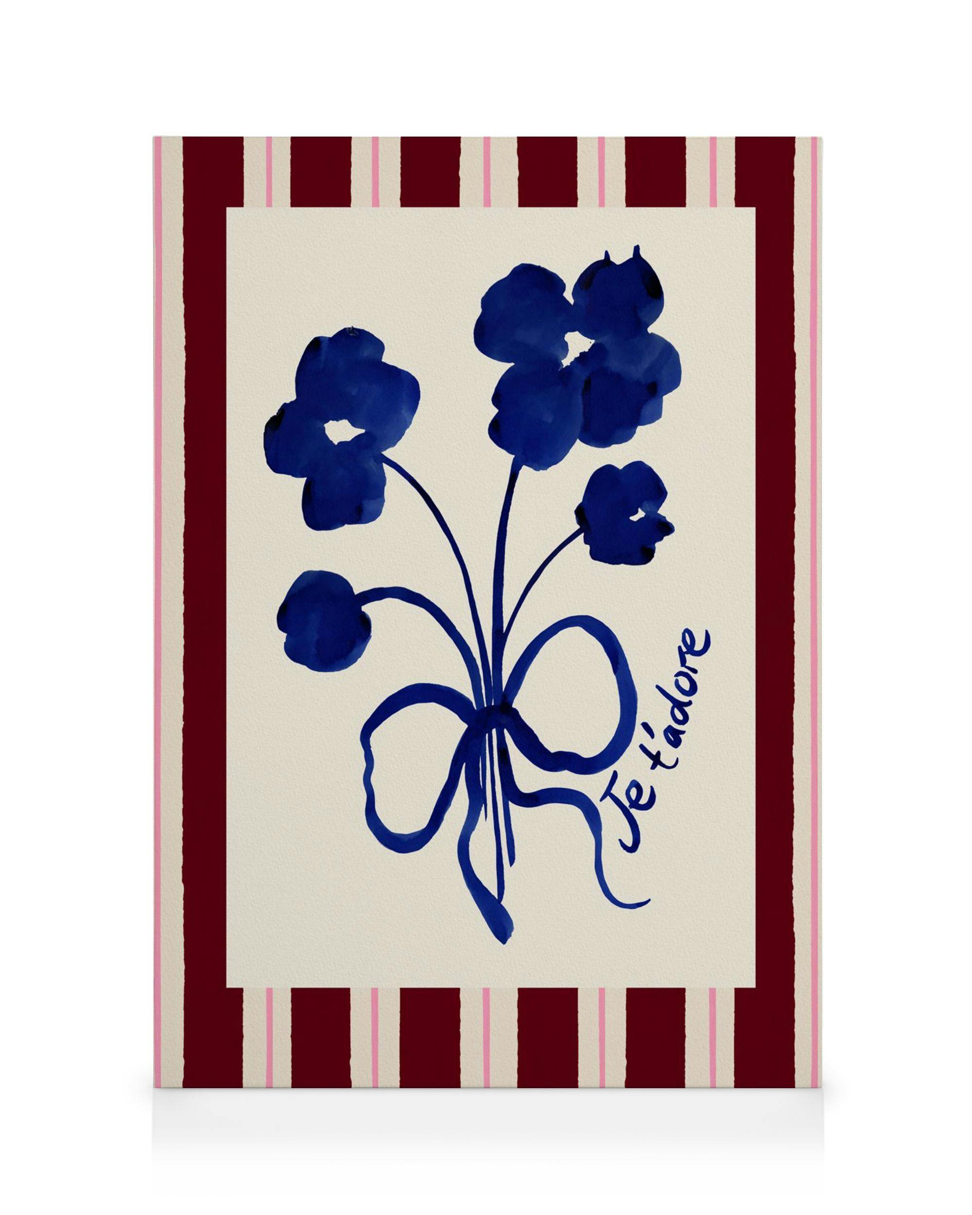 Een canvas met een boeket donkerblauwe bloemen met strik, de tekst Je tadore en een gestreepte rand.