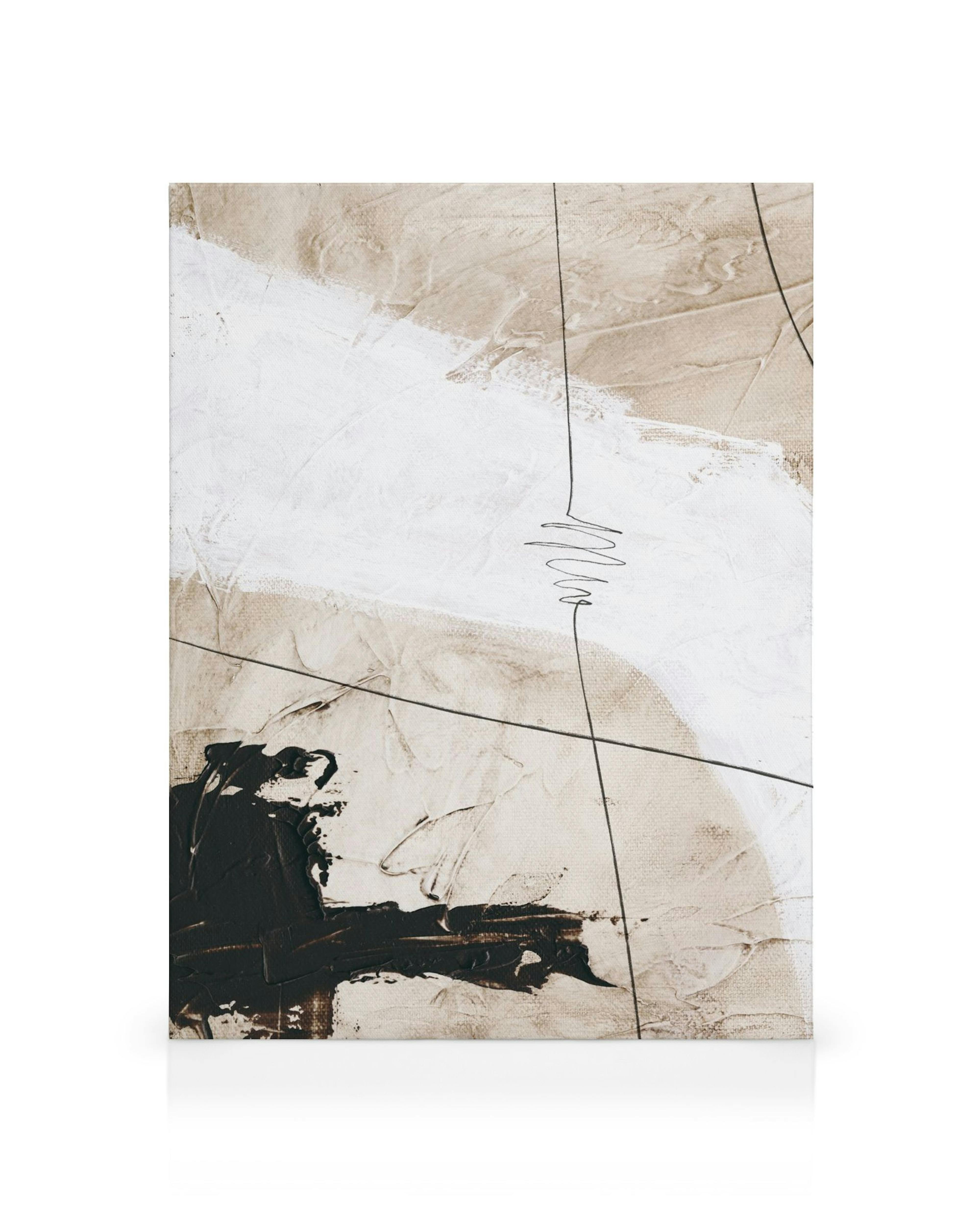 Stampa su tela con arte astratta in beige, bianco e nero, caratterizzata da linee sottili e texture materiche.