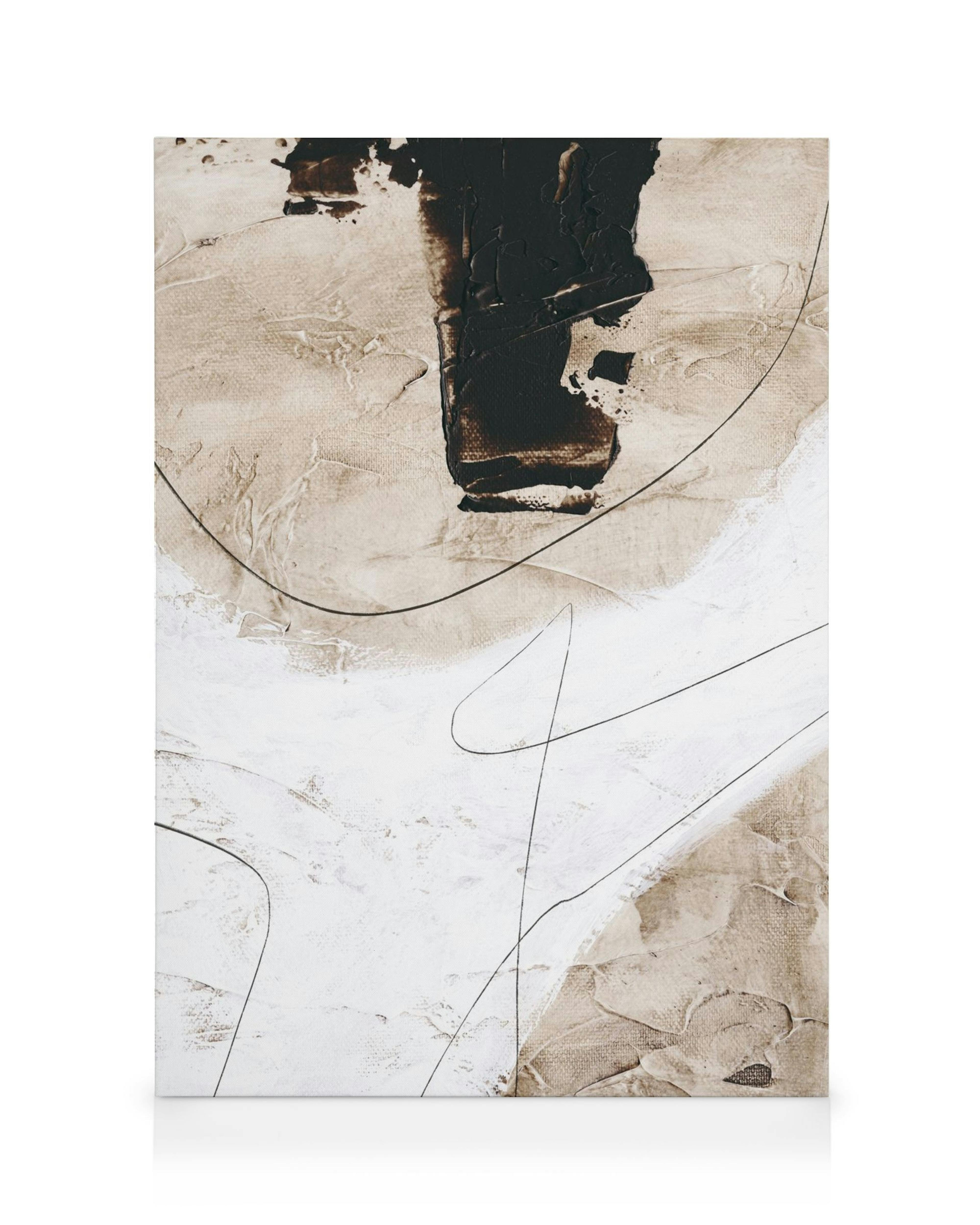 Stampa su tela astratta con forme beige e bianche, pennellate nere e linee sottili.