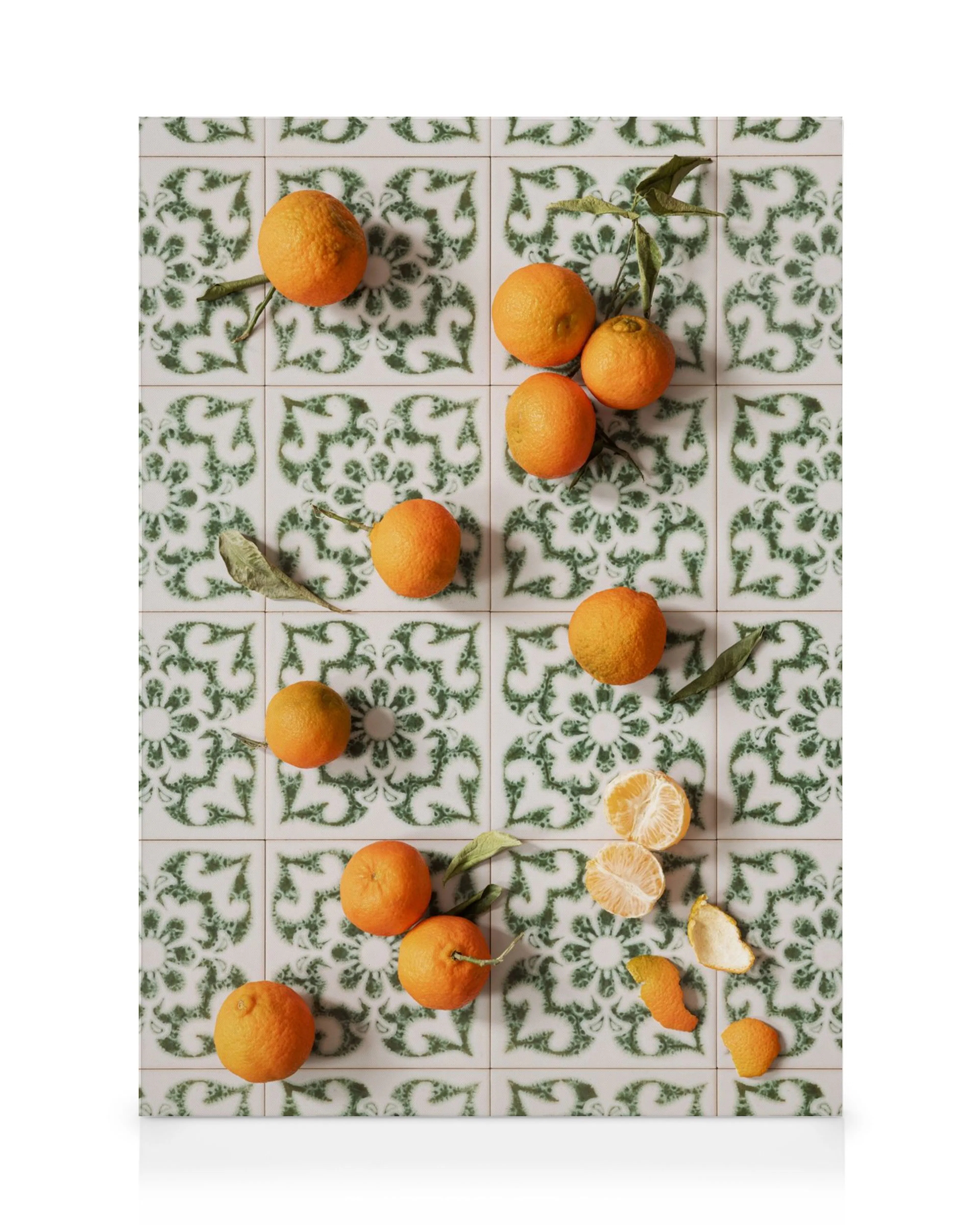 Tela decorativa com laranjas ou tangerinas espalhadas sobre azulejos portugueses em tons de verde e branco.