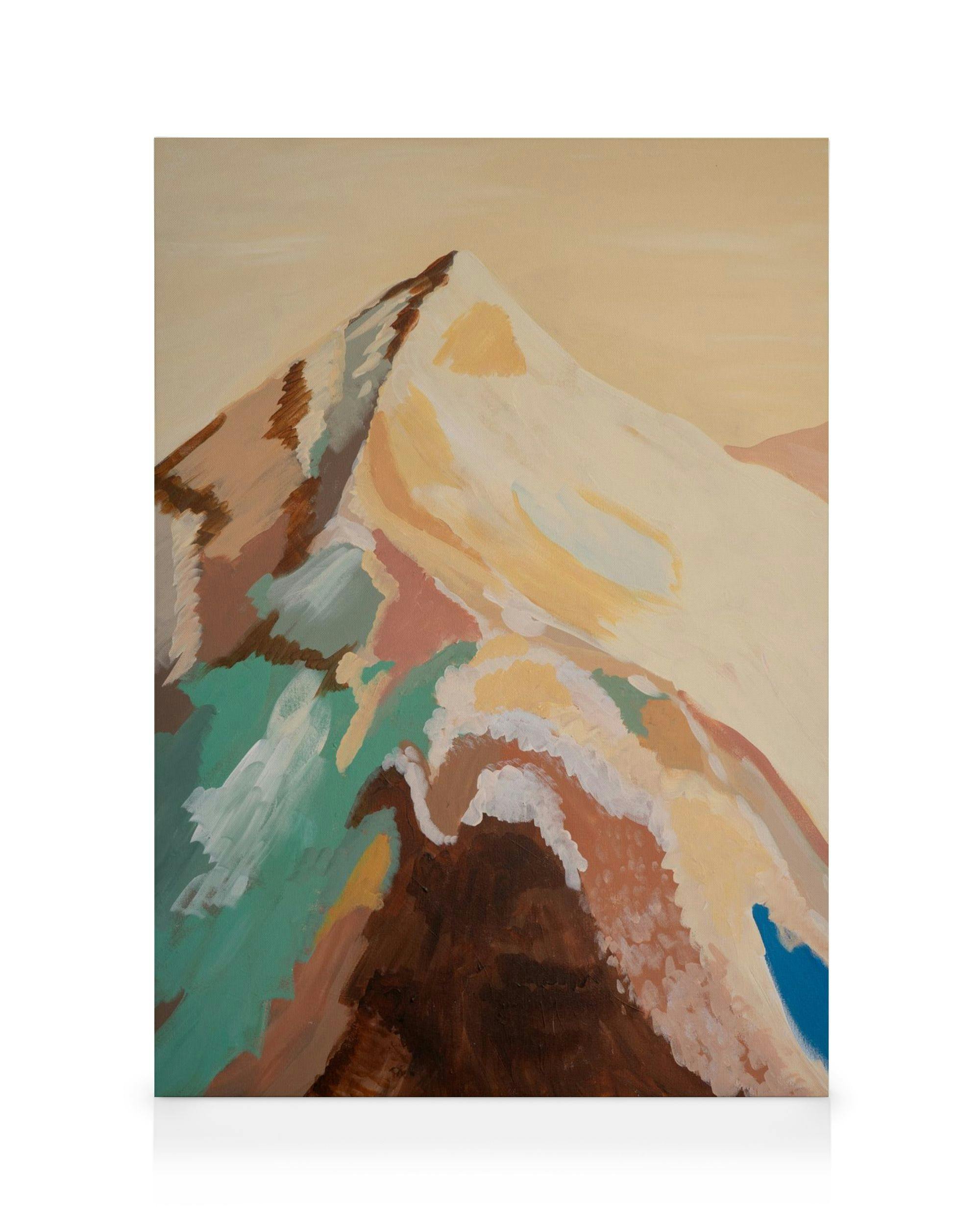 Een canvas met een abstract berglandschap in warme aardetinten, groen en blauw.