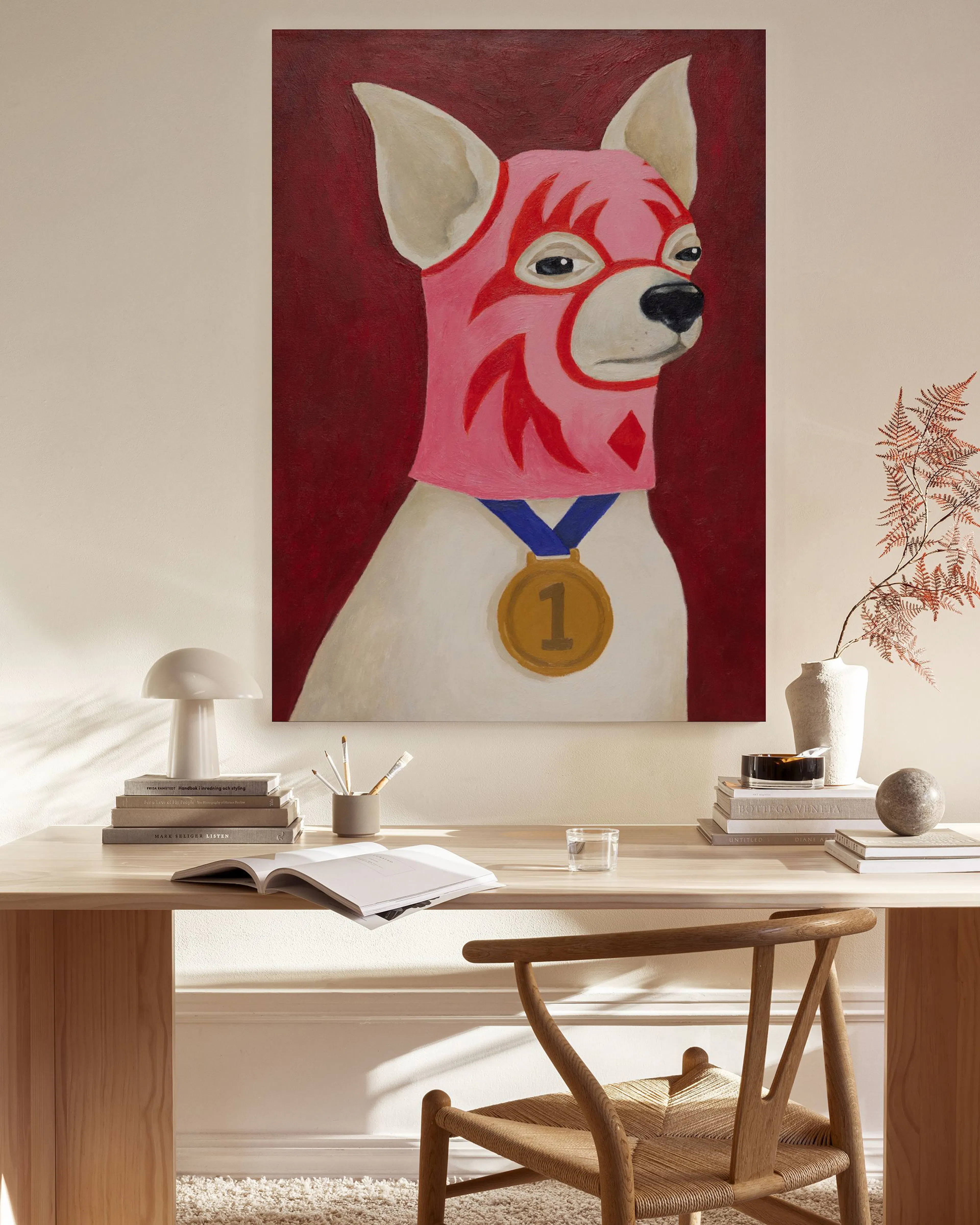 Toile dun chien chihuahua blanc au masque rose et médaille dor, dans un salon moderne aux tons neutres.