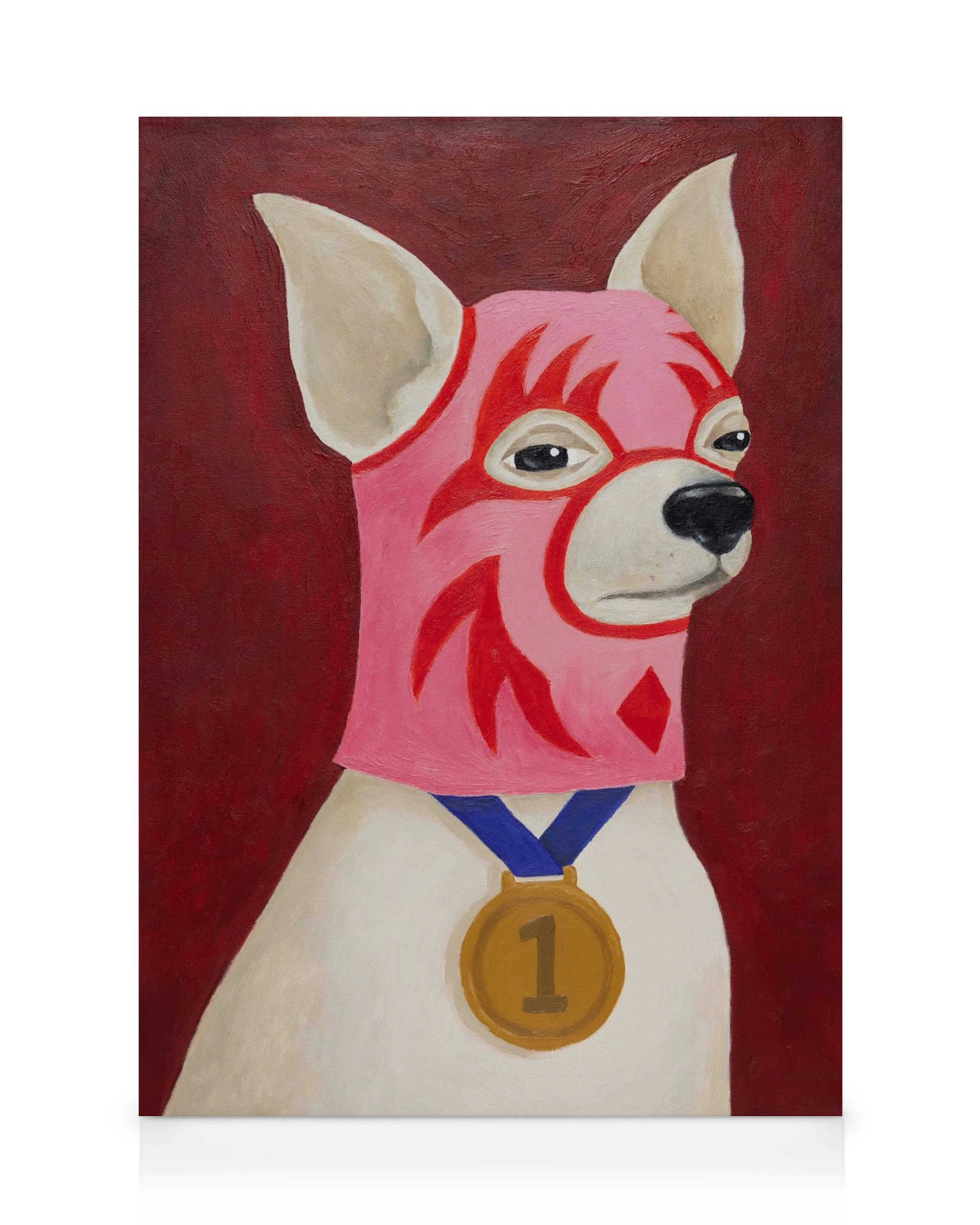 Toile dun chihuahua blanc avec un masque de lutteur rose et rouge, portant une médaille dor sur fond rouge.
