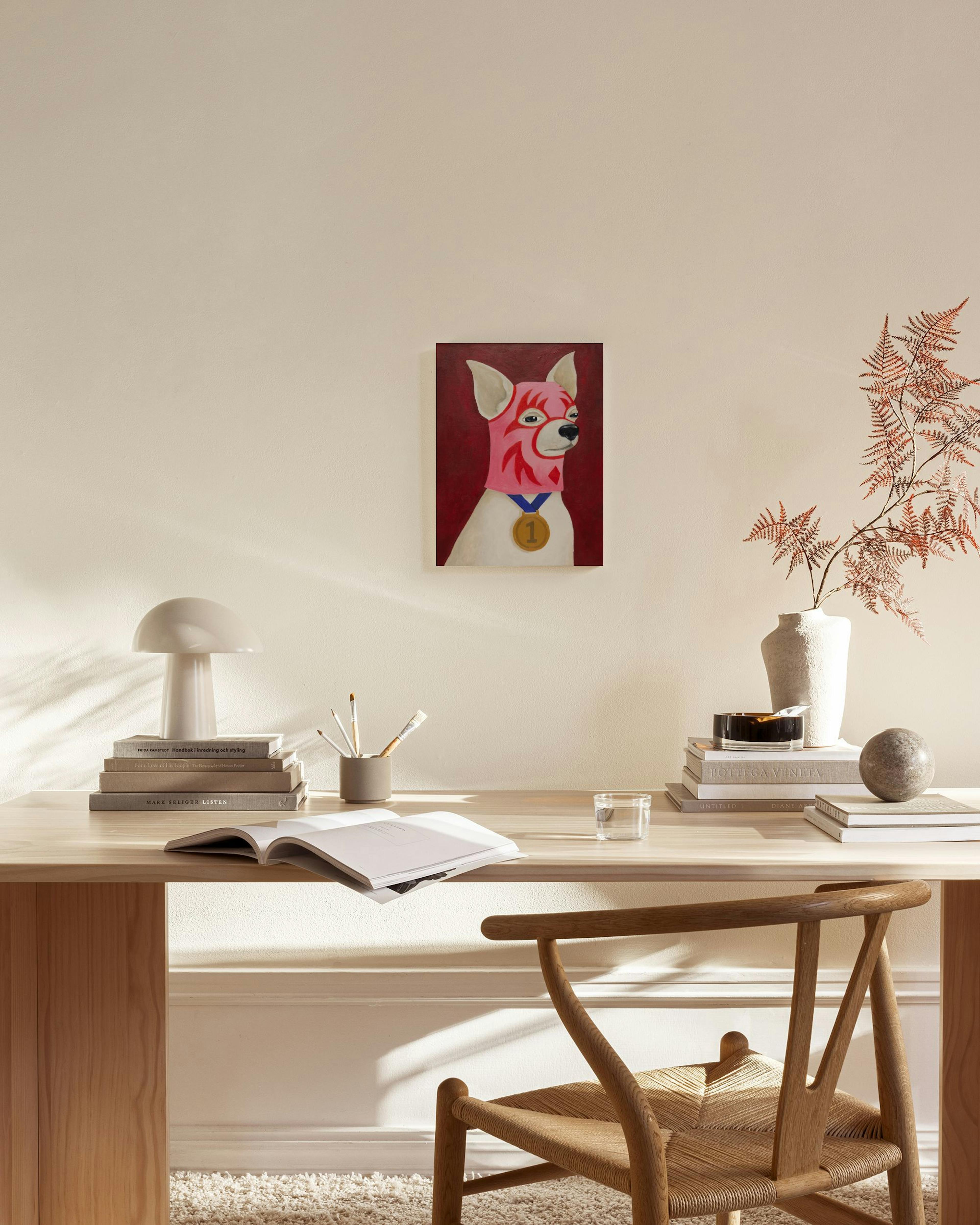 Leinwandbild eines Hundes mit rosa Maske und Goldmedaille, über einem Sideboard in einem modernen Wohnzimmer.
