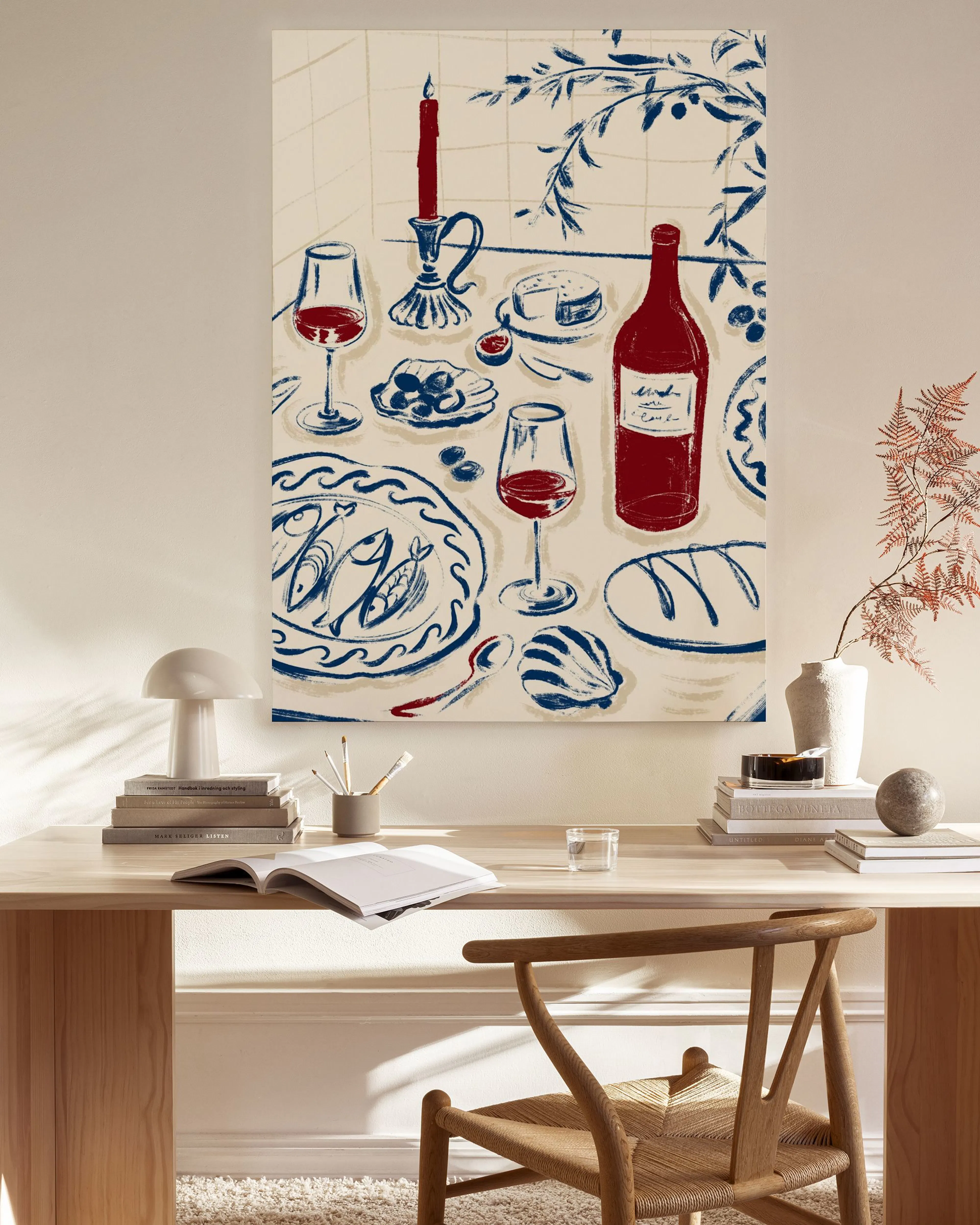 Leinwandbild mit Rotwein, Gläsern und Essen in Blau- und Rottönen, hängend in einem hellen Wohnzimmer über einem Sideboard.