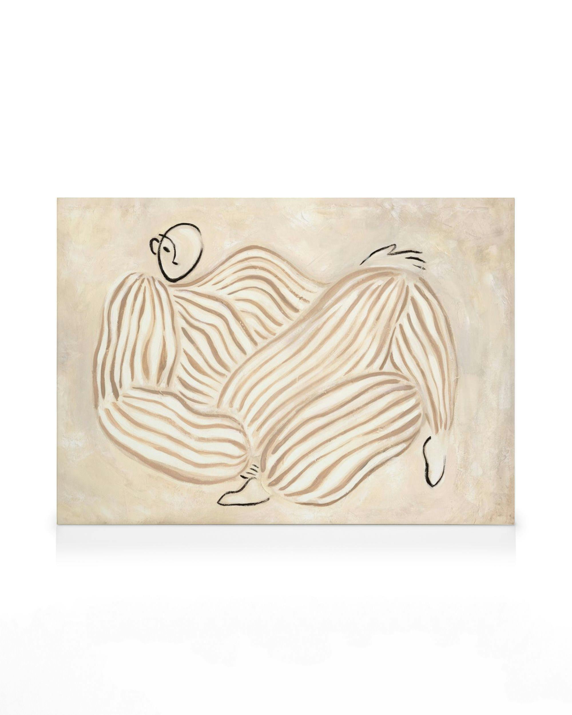 En canvastavla med en abstrakt, liggande figur i ljusa jordnära färger, med mörka ränder och svarta konturer.