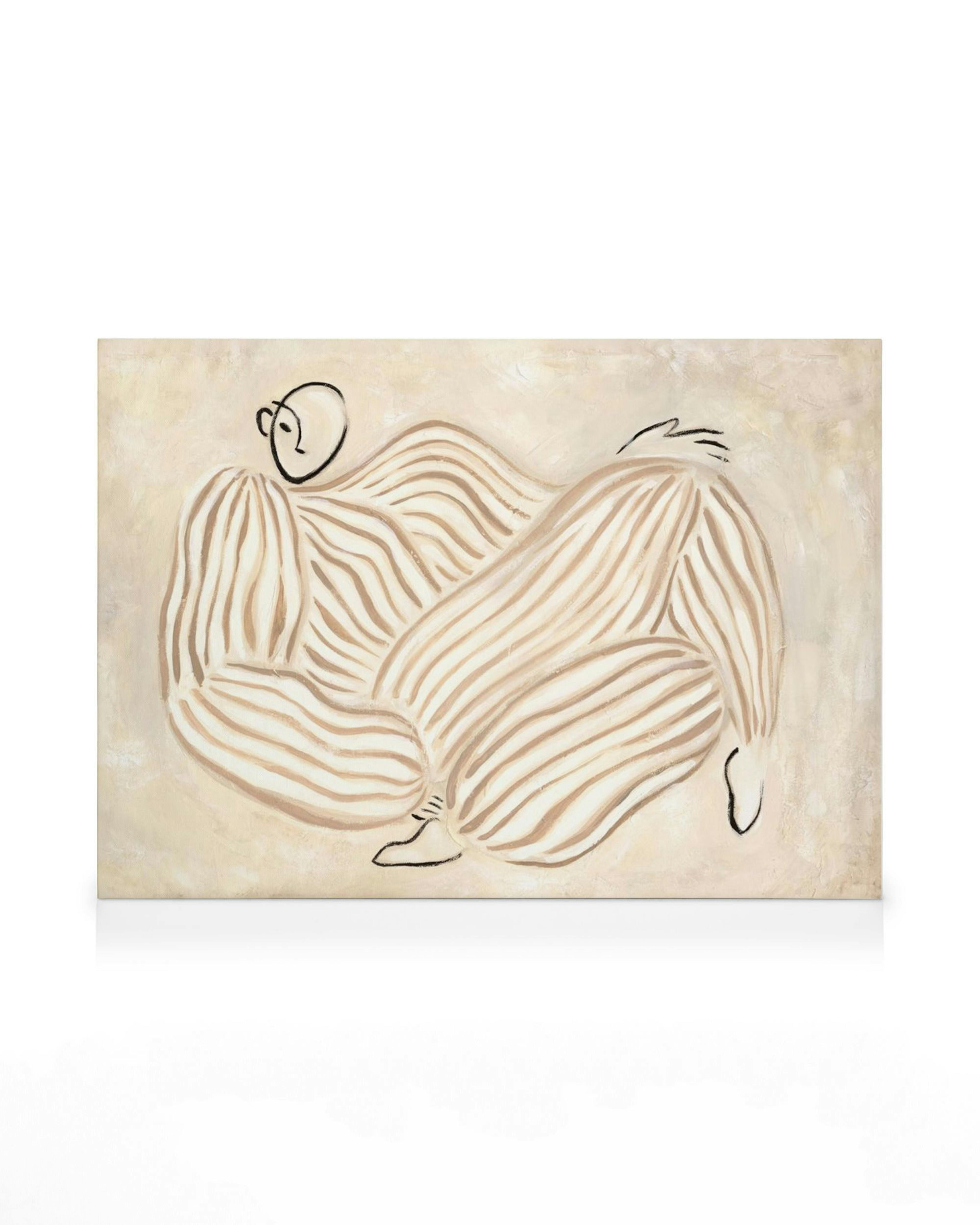 En canvastavla med en abstrakt, liggande figur i ljusa jordnära färger, med mörka ränder och svarta konturer.