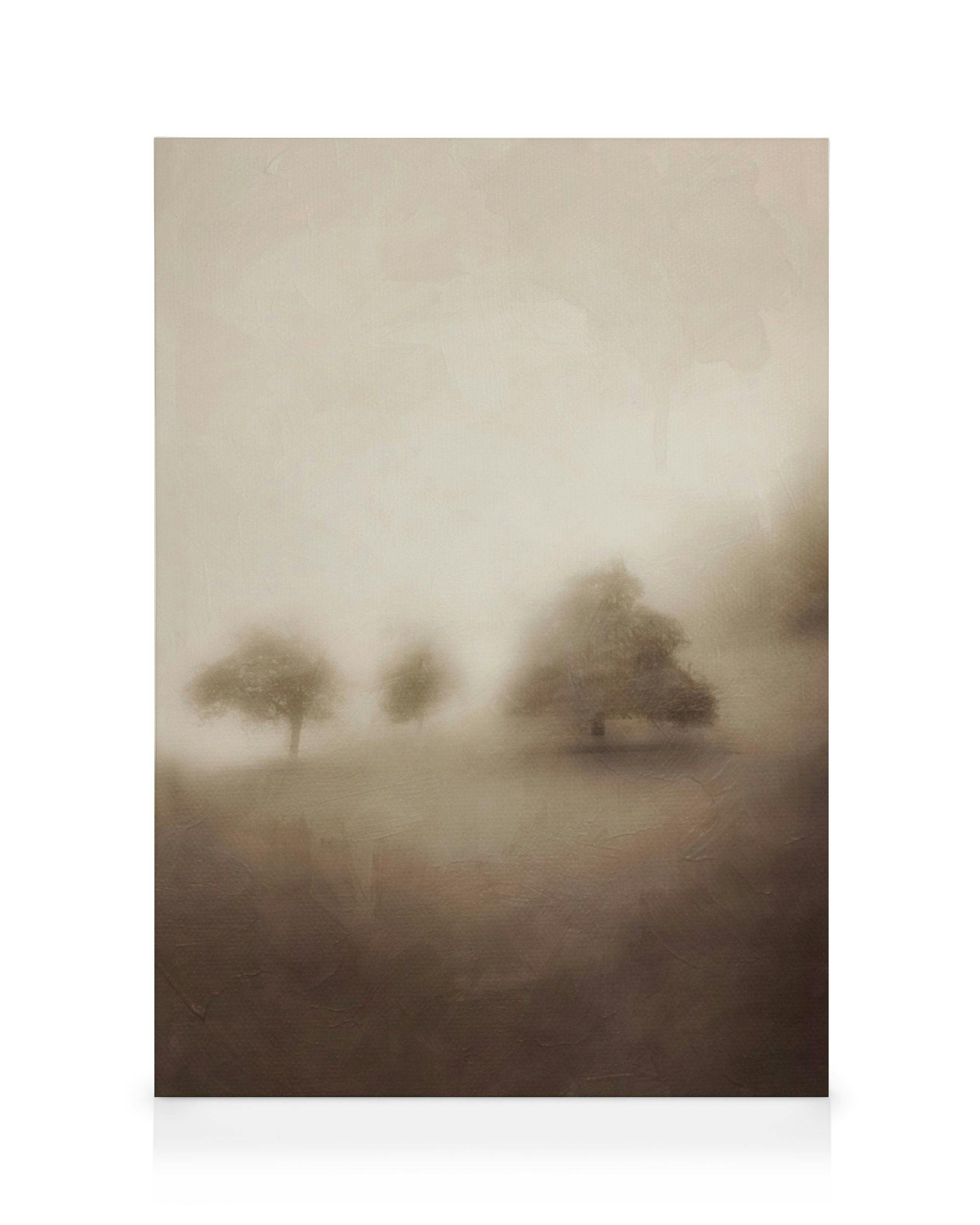 Lienzo de un paisaje brumoso con árboles en tonos sepia y marrón, creando una atmósfera serena y misteriosa.
