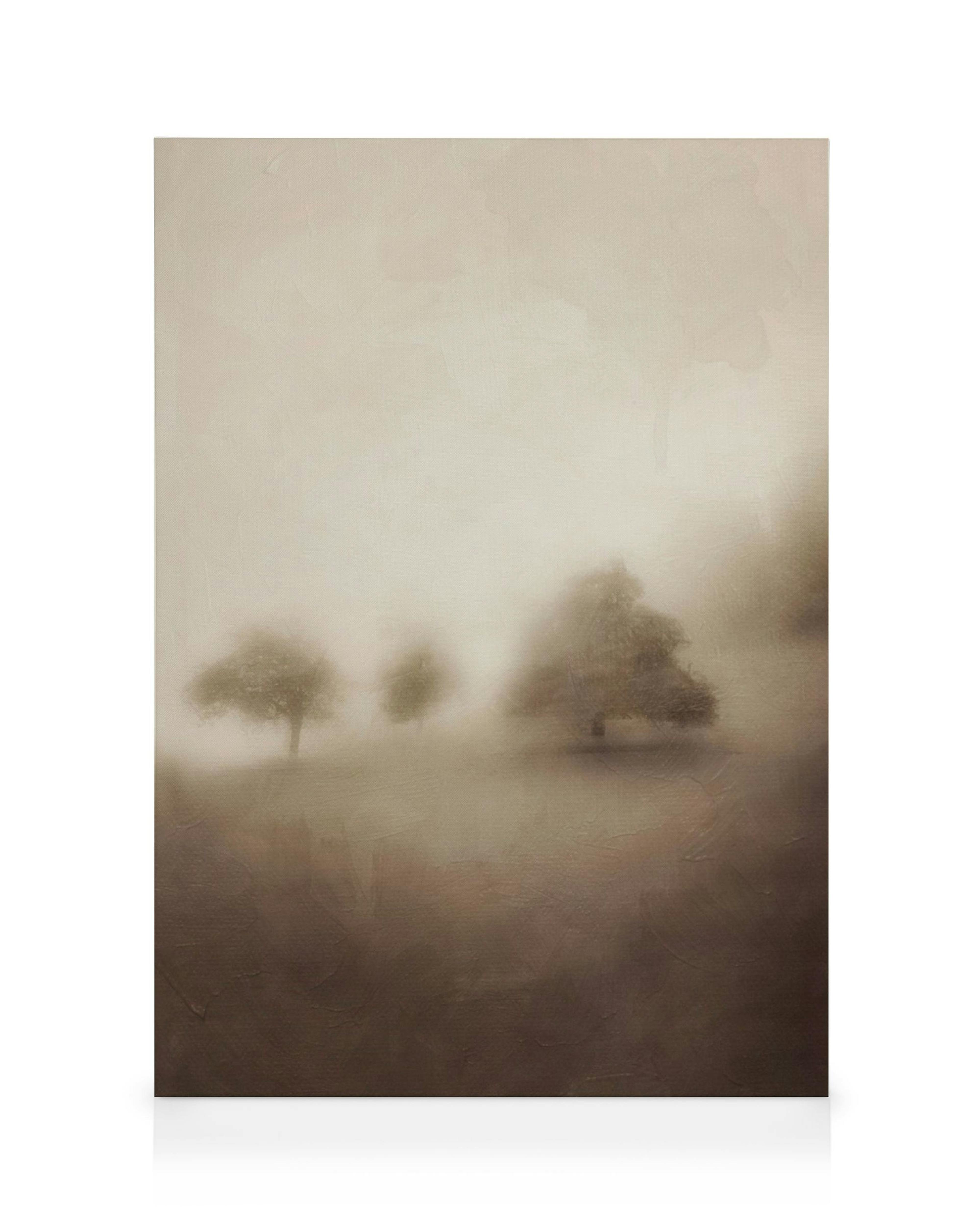Lienzo de un paisaje brumoso con árboles en tonos sepia y marrón, creando una atmósfera serena y misteriosa.