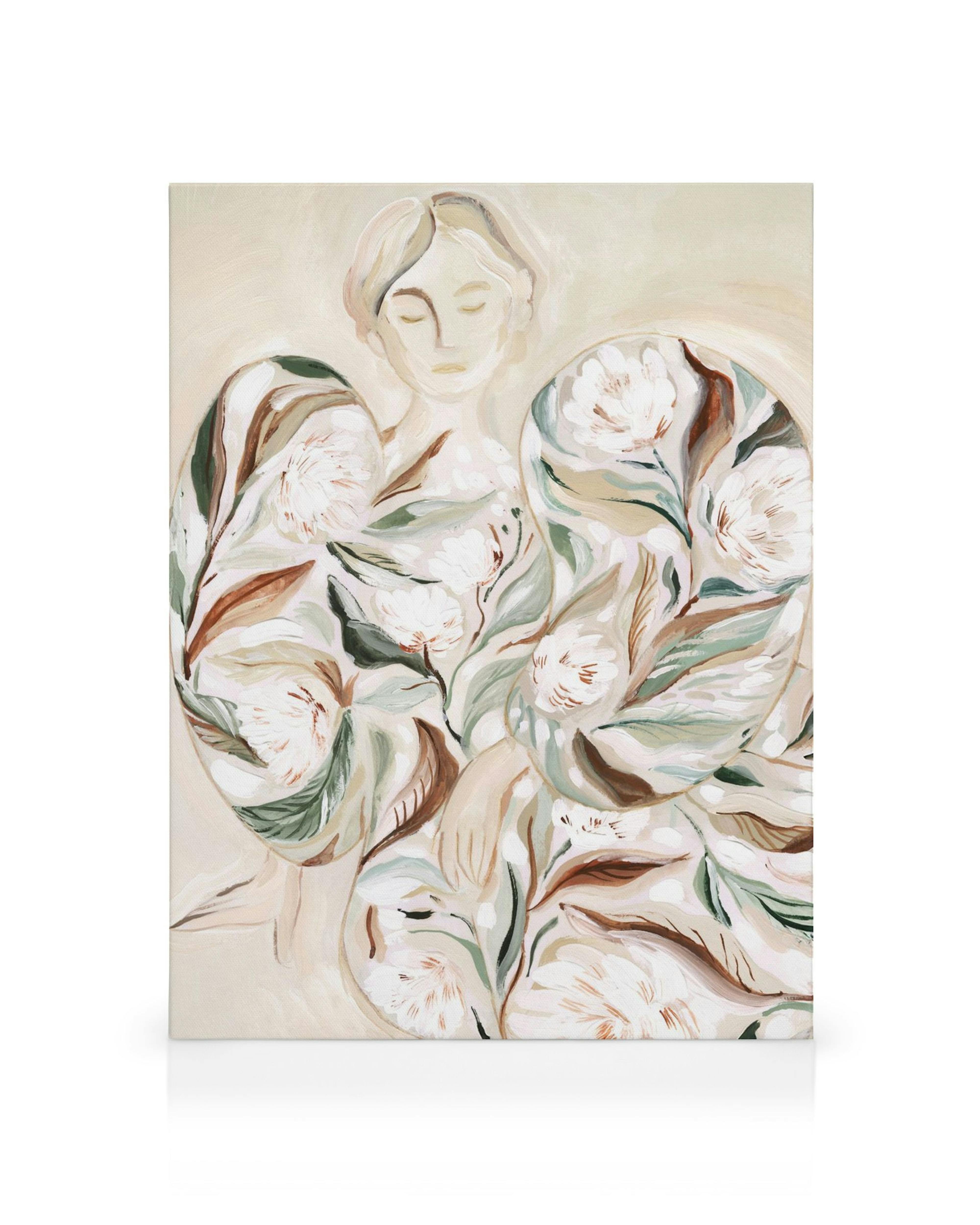 Lienzo de mujer angelical con ojos cerrados, rodeada de alas con motivos florales en tonos tierra y verde.