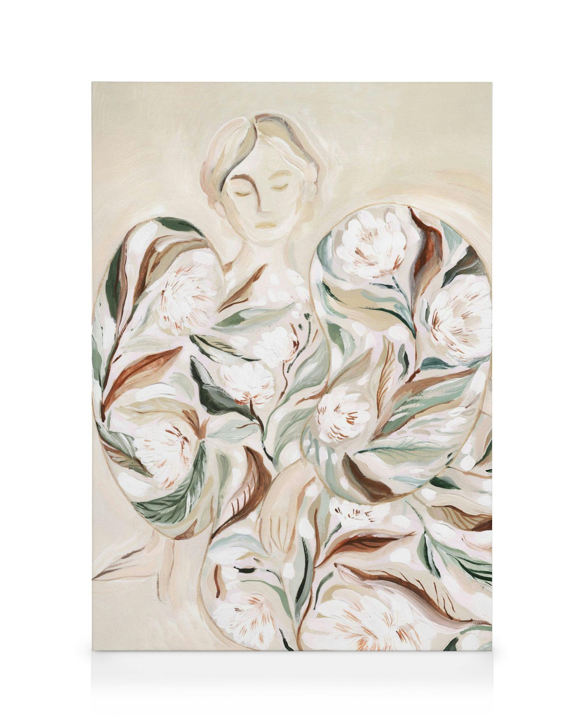 Toile dune figure éthérée ornée de motifs floraux blancs et de feuillages verts et bruns.