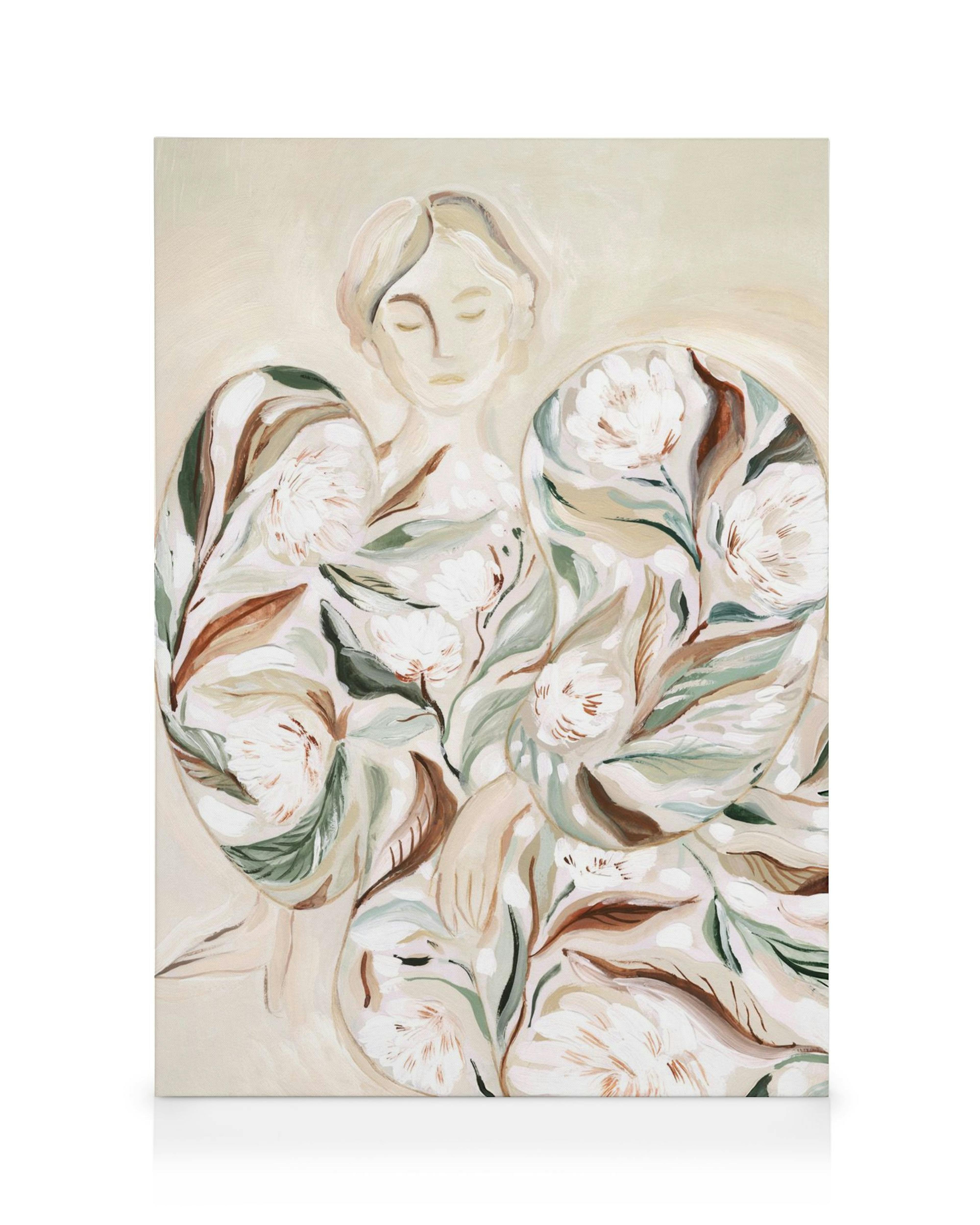 Toile dune figure éthérée ornée de motifs floraux blancs et de feuillages verts et bruns.