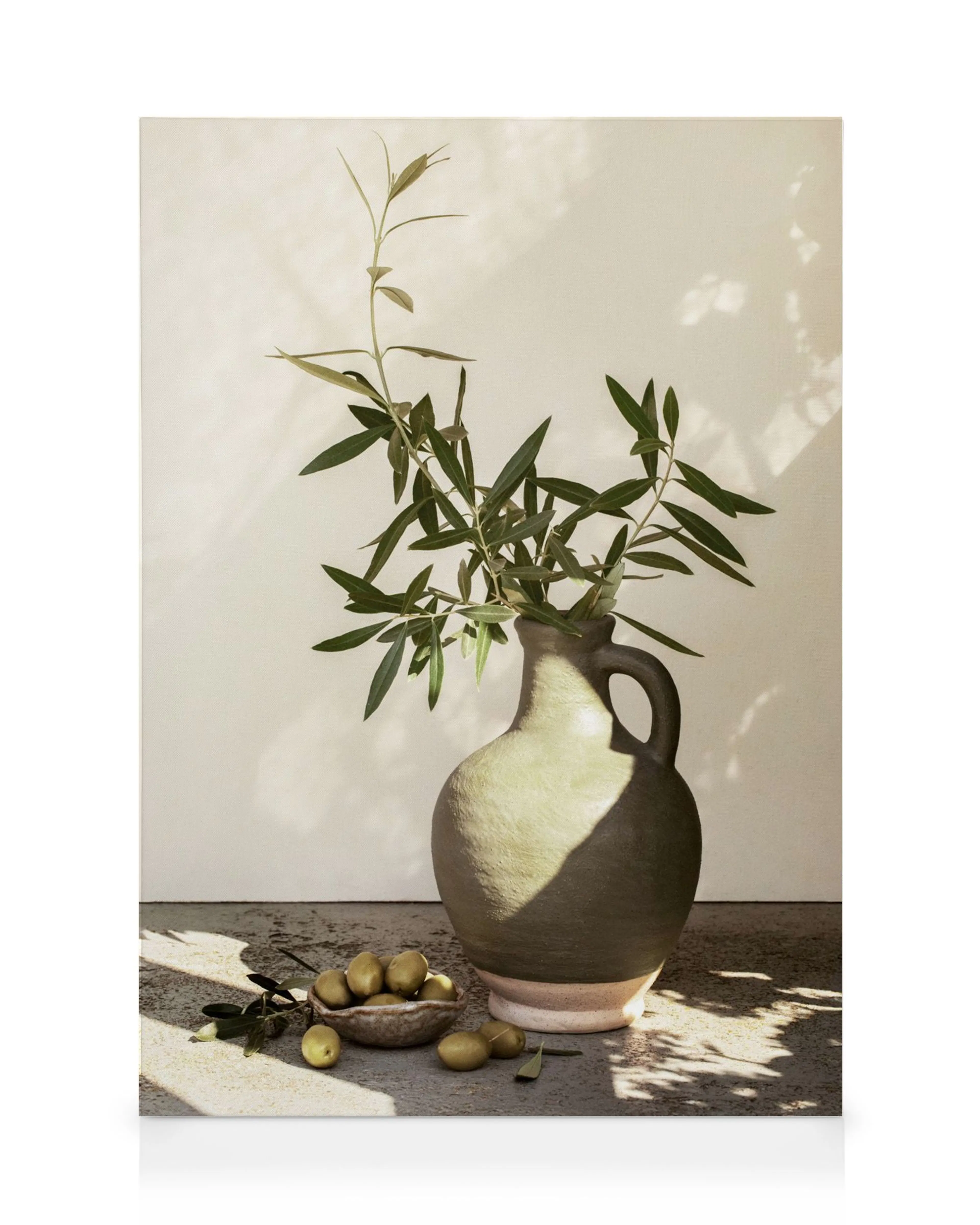Leinwandbild mit Olivenzweigen in einer rustikalen Vase und Oliven in einer Schale auf grauem Boden.
