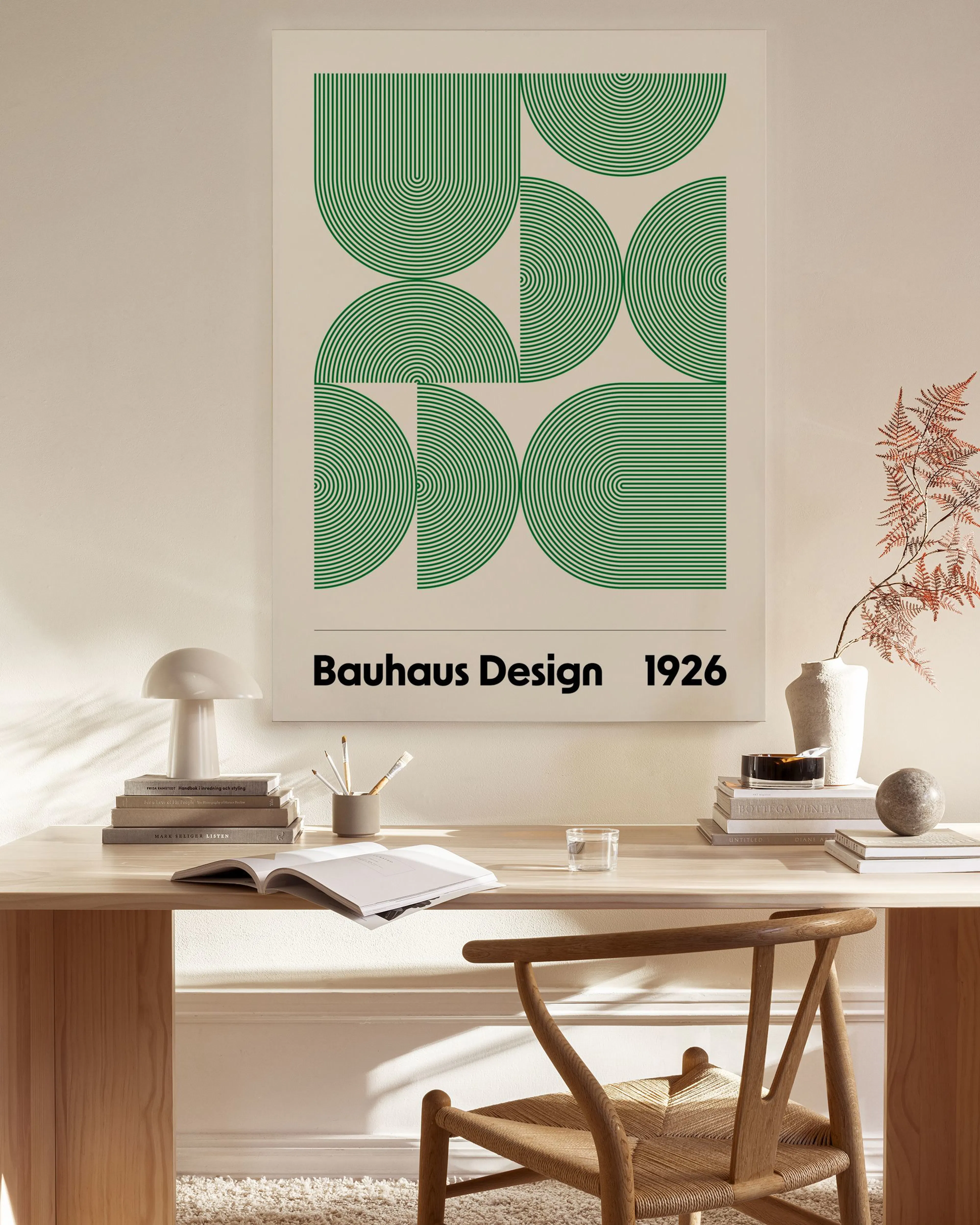 Lienzo de diseño Bauhaus de 1926 con formas geométricas verdes, colgado en una sala de estar minimalista.