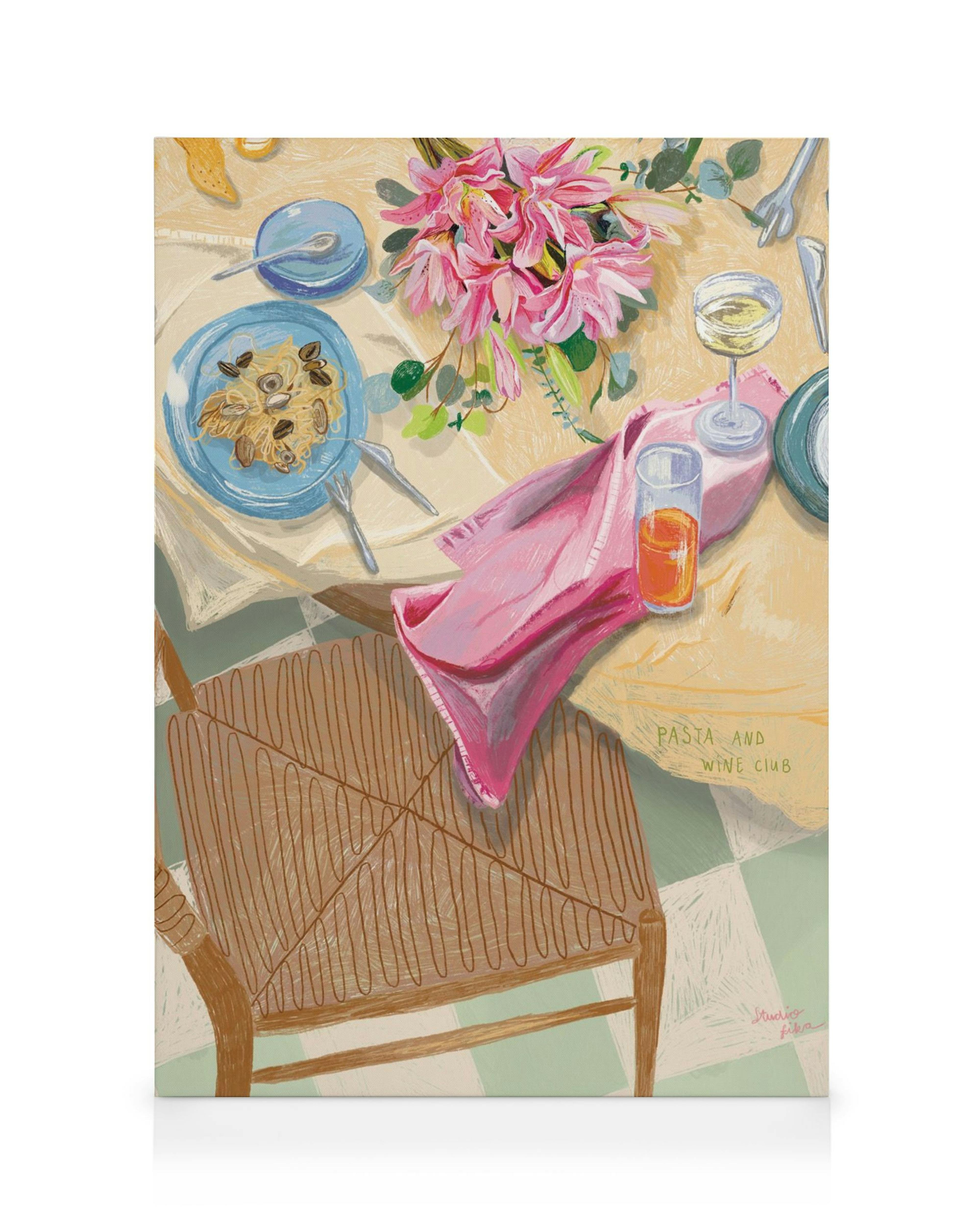 Stampa su tela di una tavola apparecchiata con pasta, un bicchiere di vino, un bicchiere di succo e un bouquet di fiori rosa.