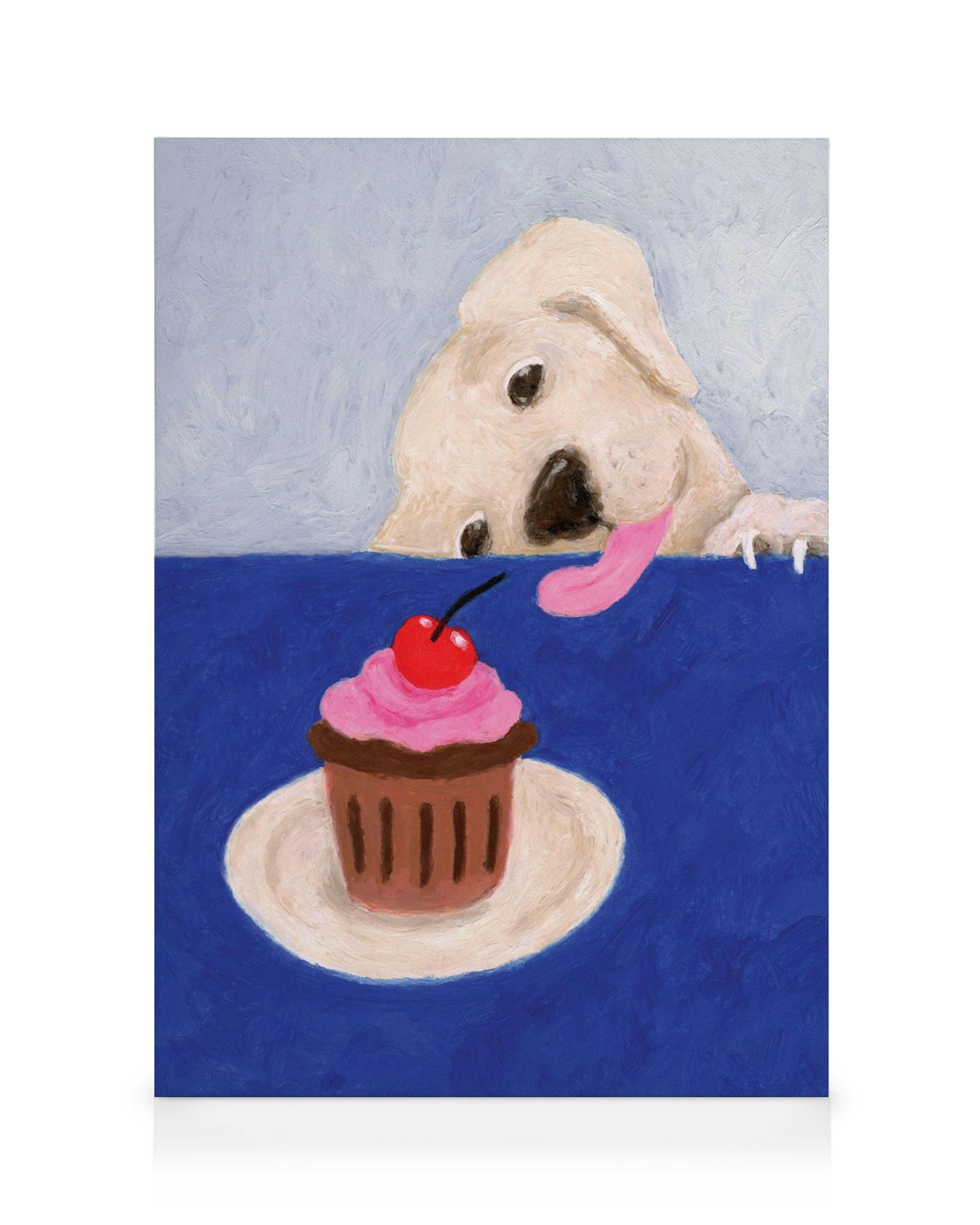 Geschilderd canvas van een schattige hond die over een blauwe tafel gluurt naar een cupcake met kers.