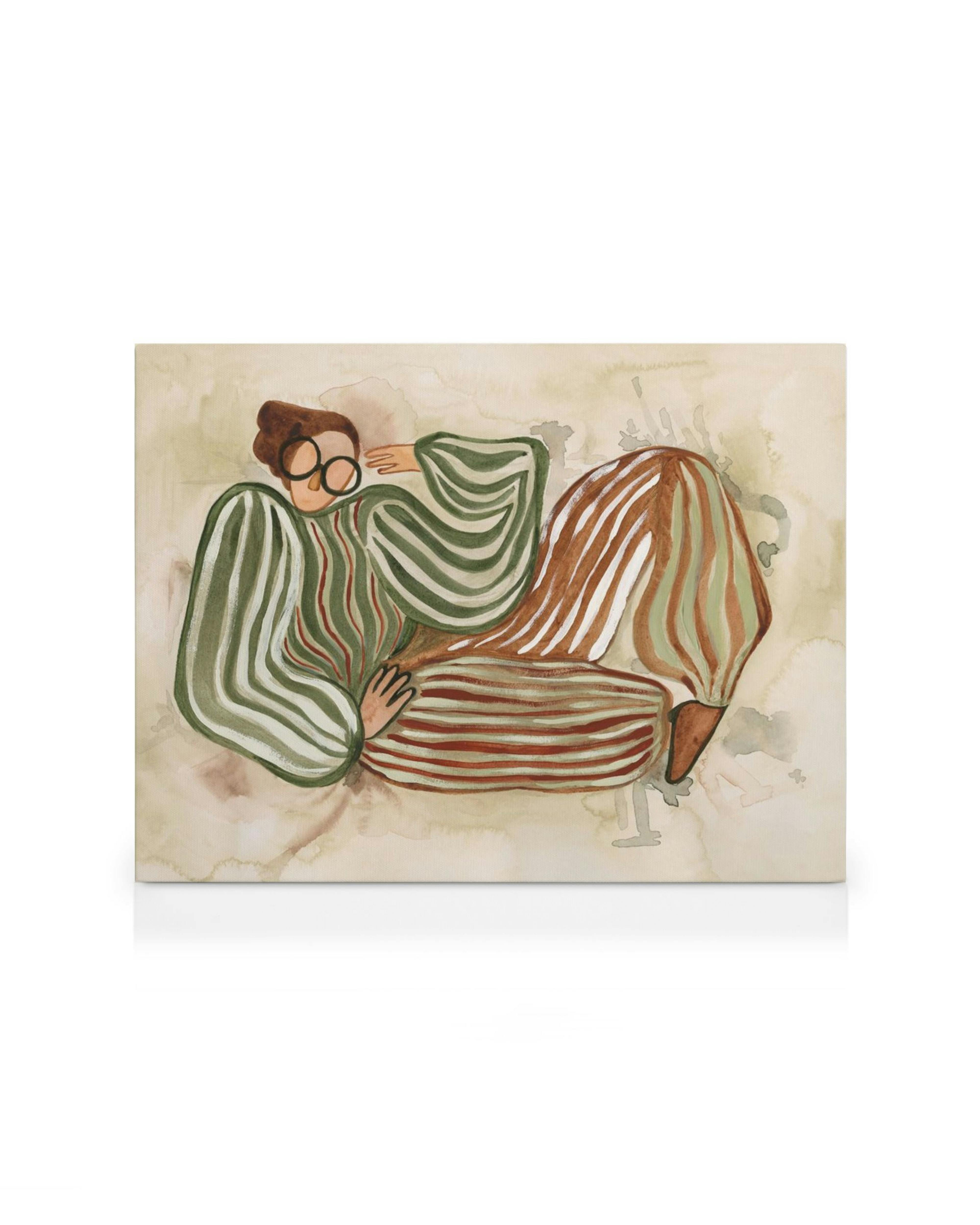En canvastavla med en liggande person med bruna glasögon och randiga kläder i grönt och brunt.