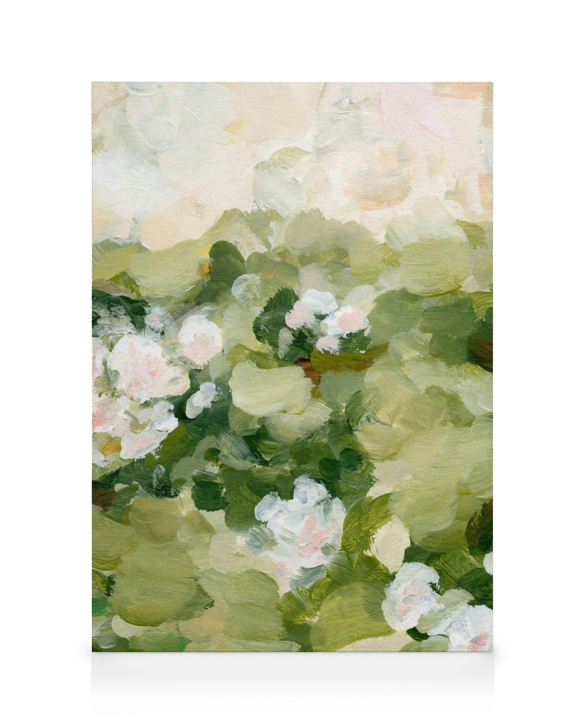 Lienzo de pintura abstracta con flores blancas y toques rosados, rodeadas de pinceladas verdes sobre fondo claro.