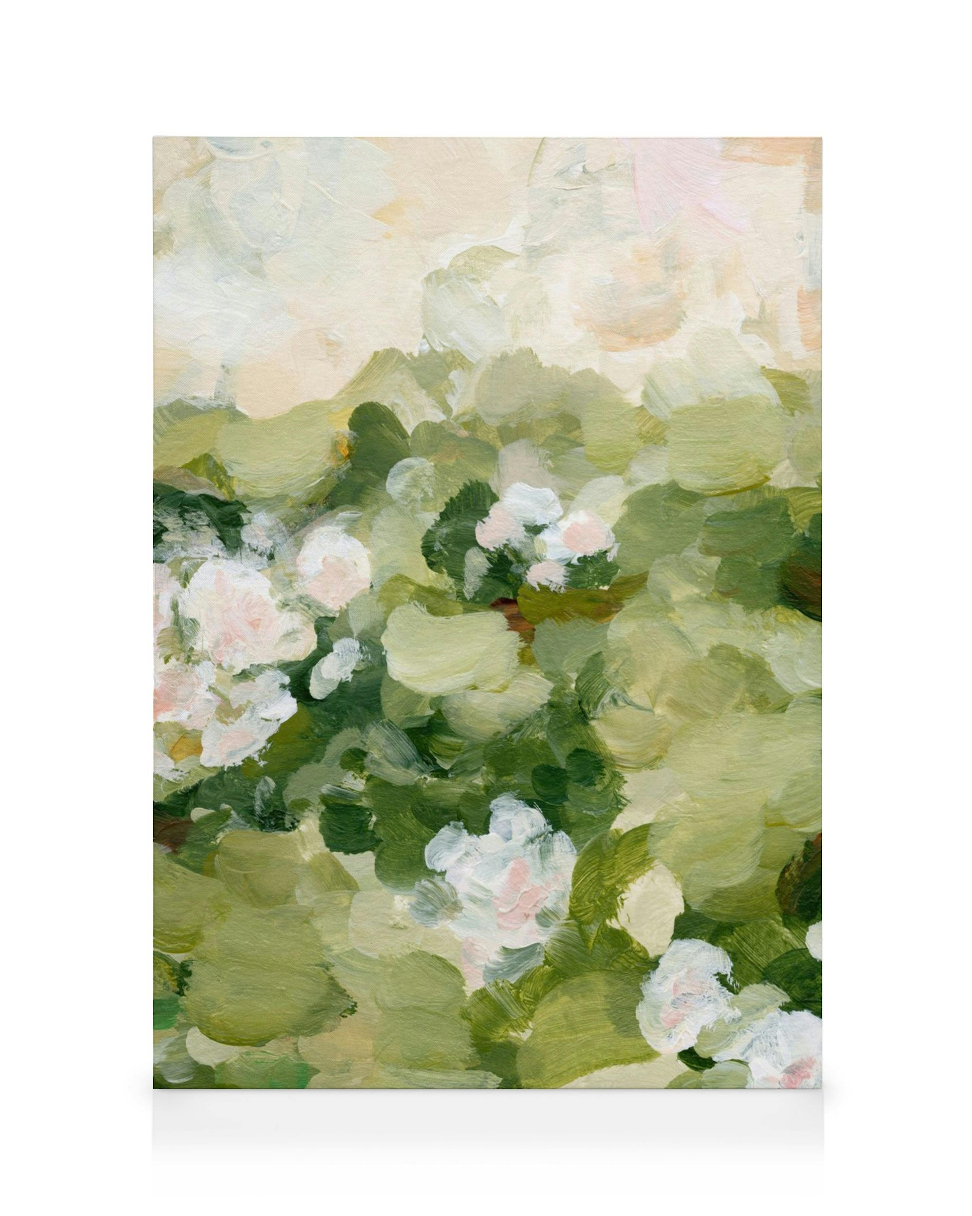 Lienzo de pintura abstracta con flores blancas y toques rosados, rodeadas de pinceladas verdes sobre fondo claro.