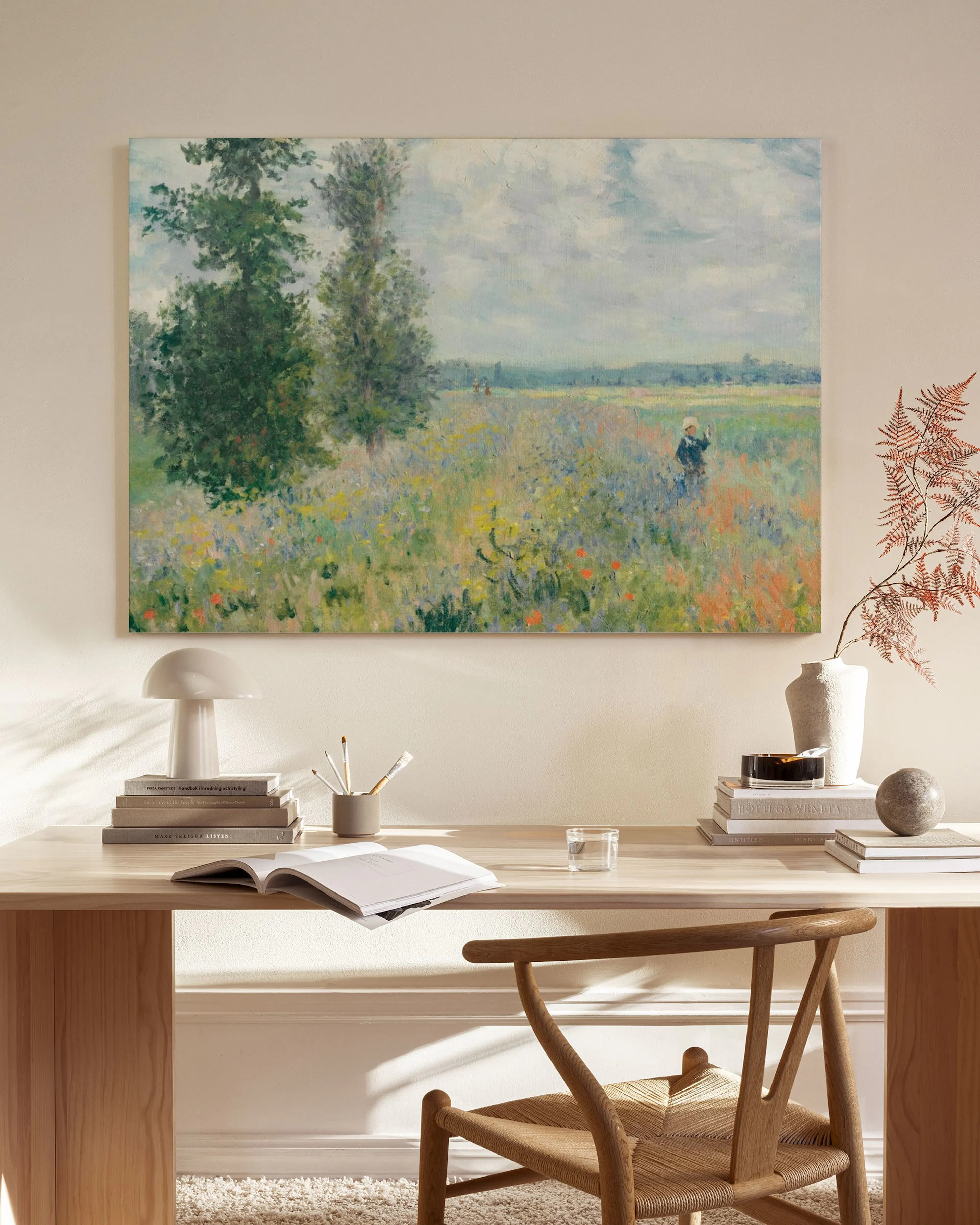 Leinwandbild einer impressionistischen Landschaftsszene mit Blumenfeld und Bäumen, hängend im modernen Wohnzimmer.