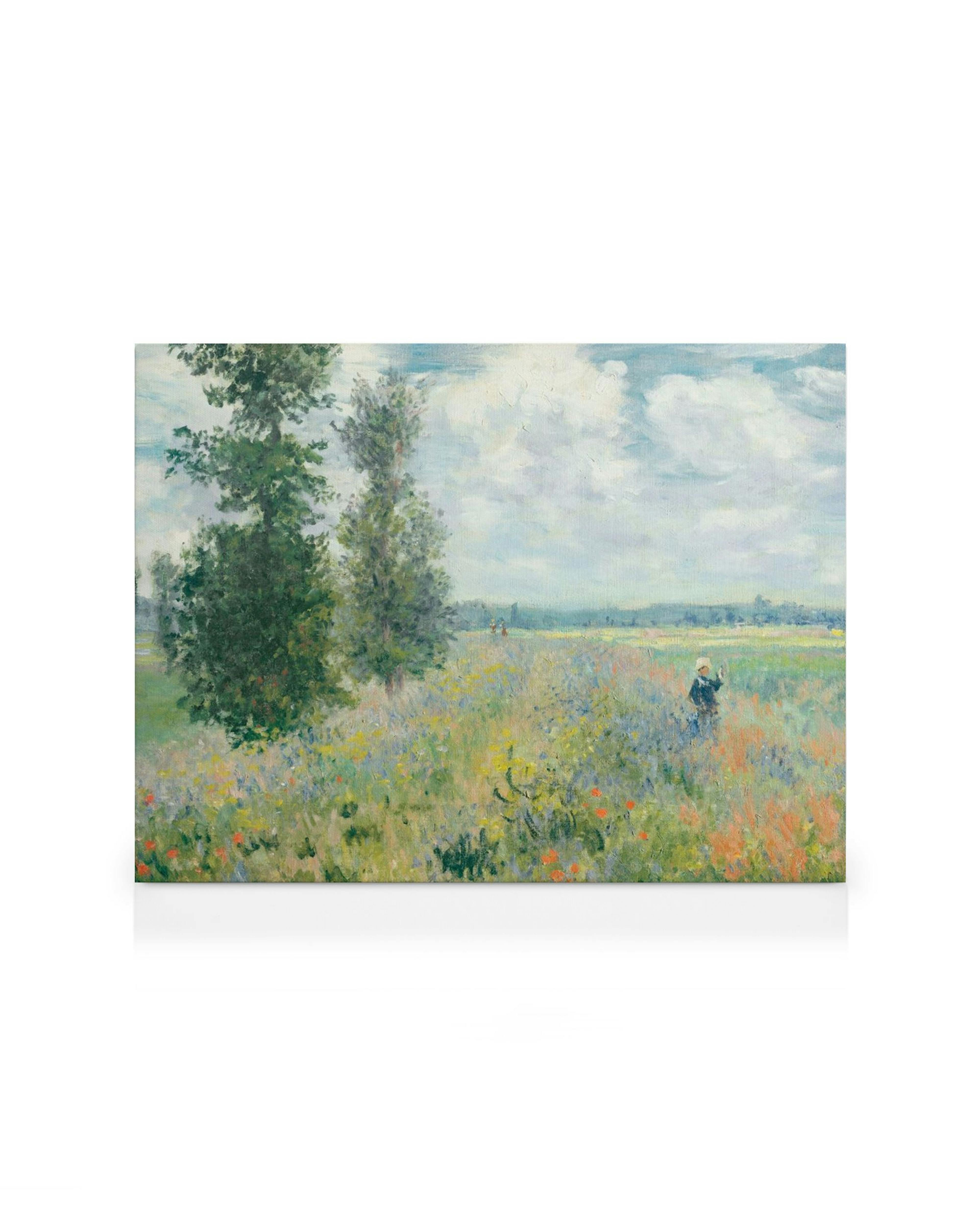 Tela decorativa com pintura de um campo de papoilas e outras flores selvagens, com árvores e uma figura, sob um céu nublado.