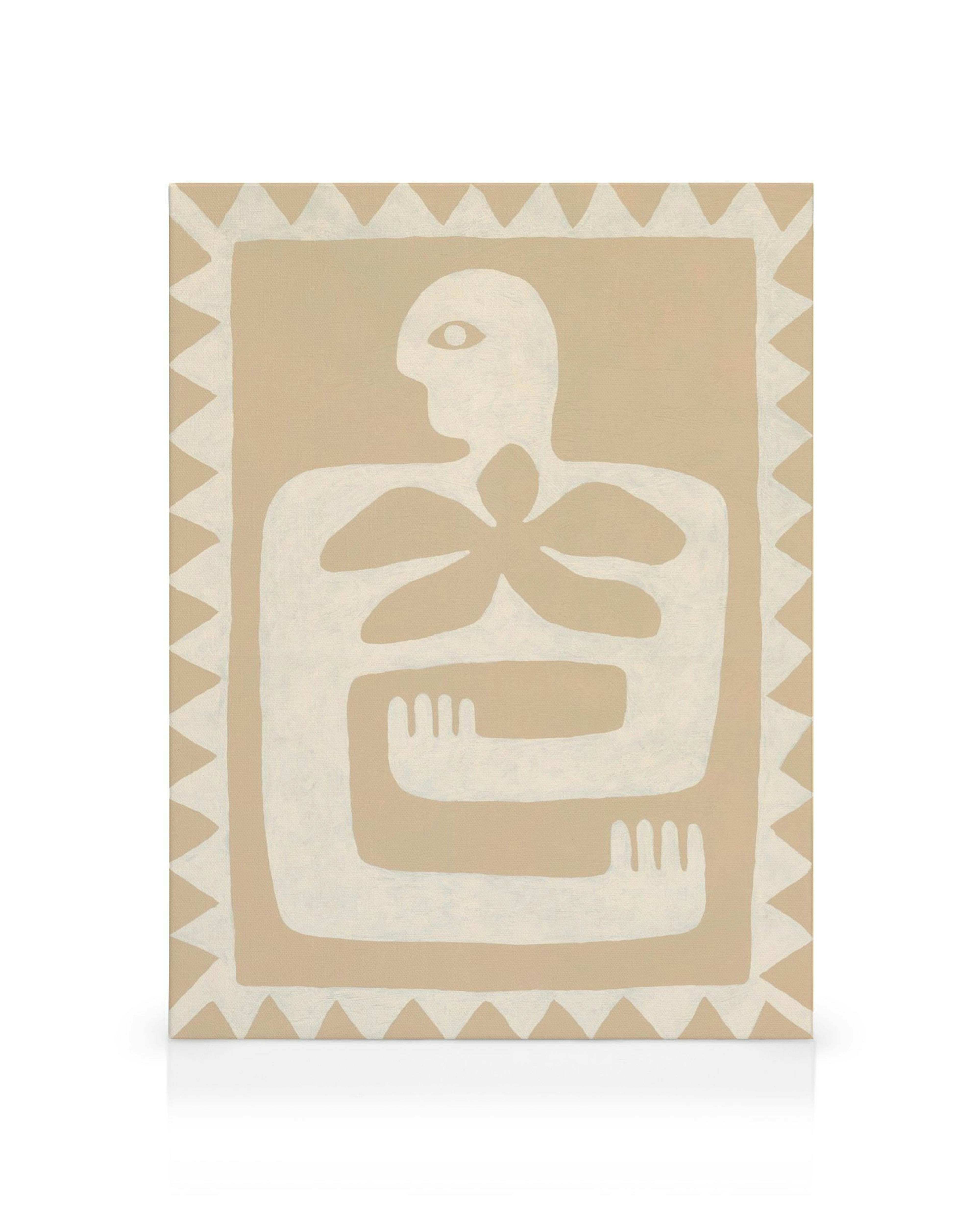 Lærred med en stiliseret hvid figur med et øje og blomsterlignende bryst i en beige ramme med takkede kanter.