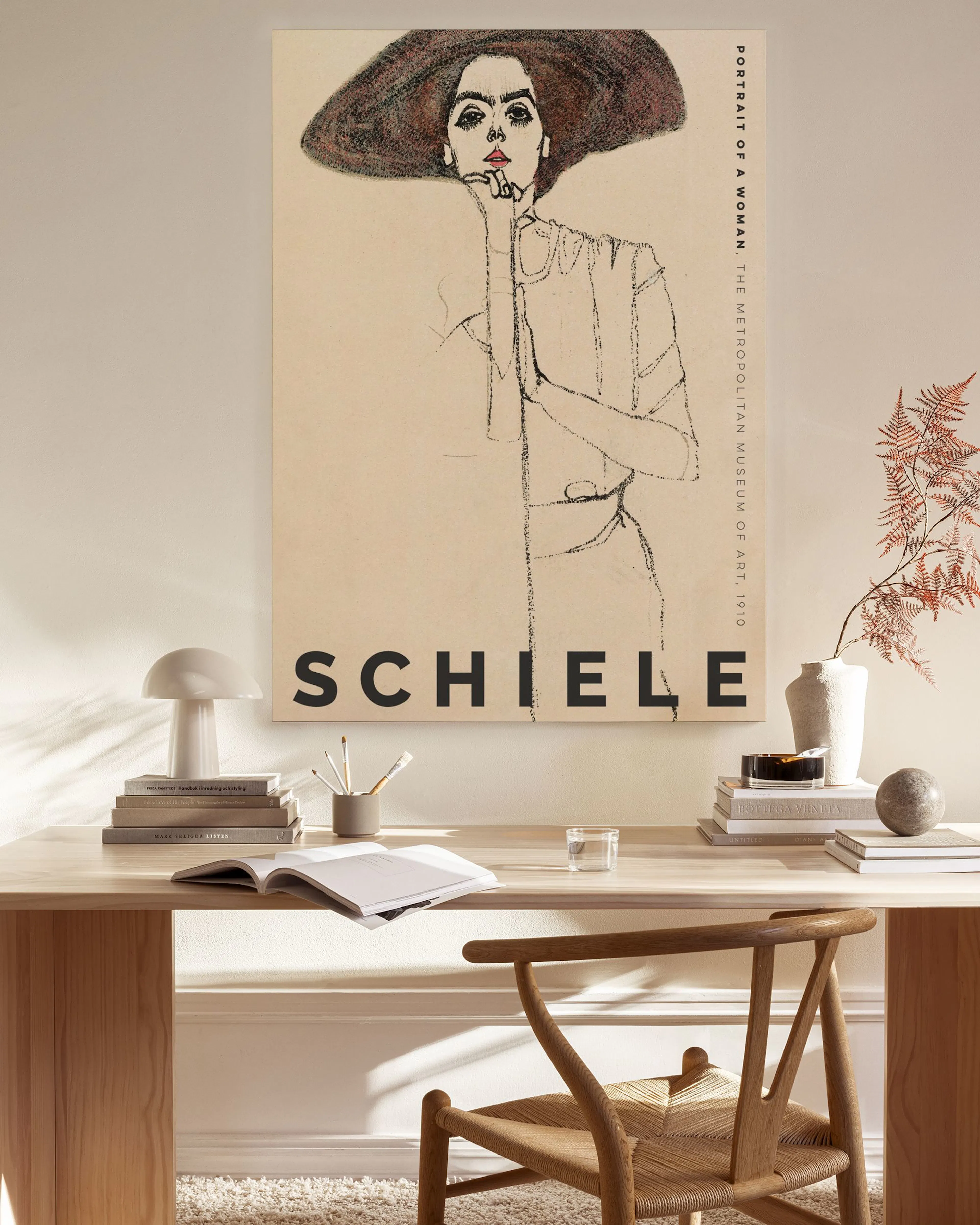 Canvas van Schieles Portret van een vrouw, hangend boven een houten dressoir in een moderne woonkamer.