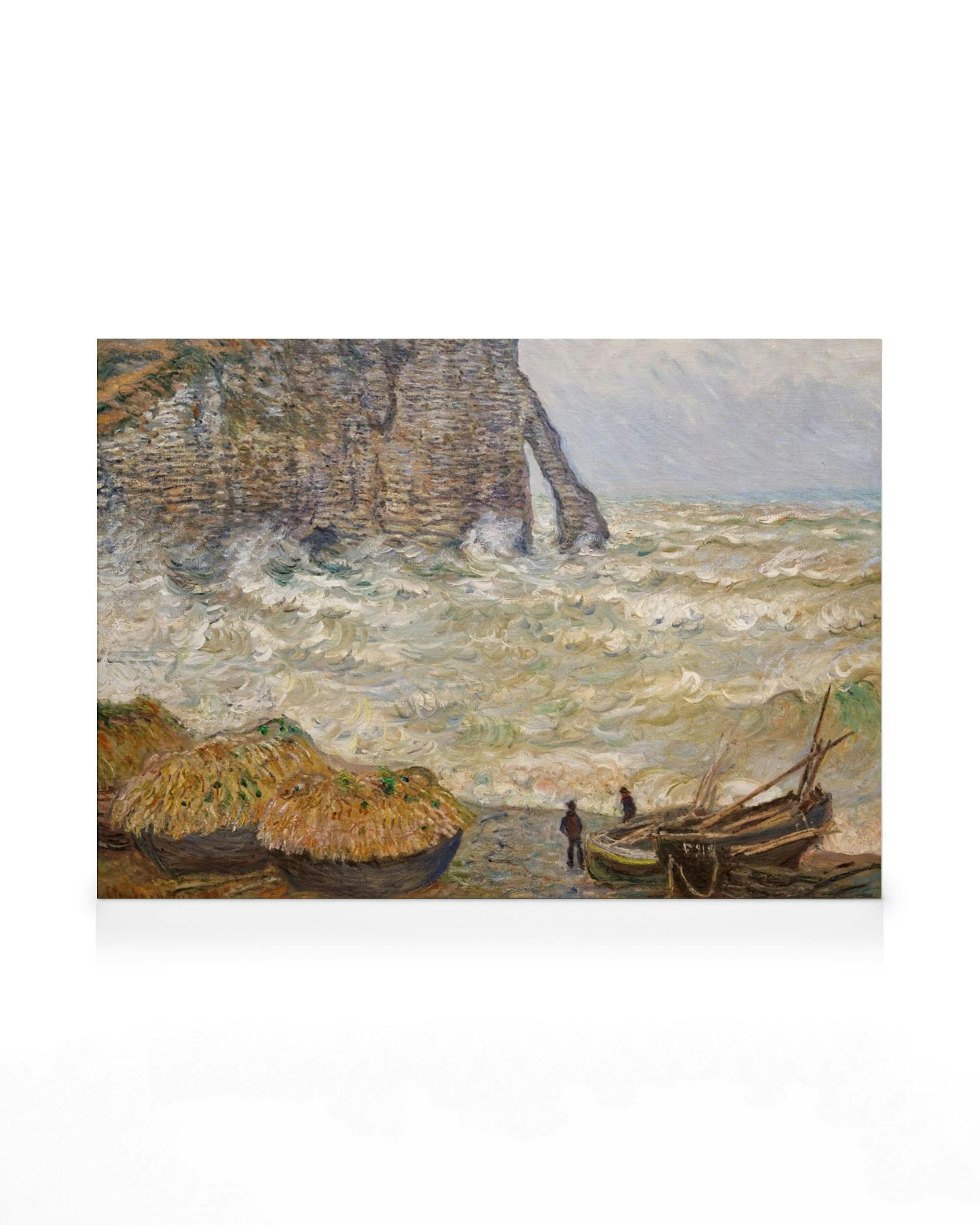Dipinto impressionista di Monet, Mare in Tempesta a Étretat con scogliere, onde e barche da pesca.