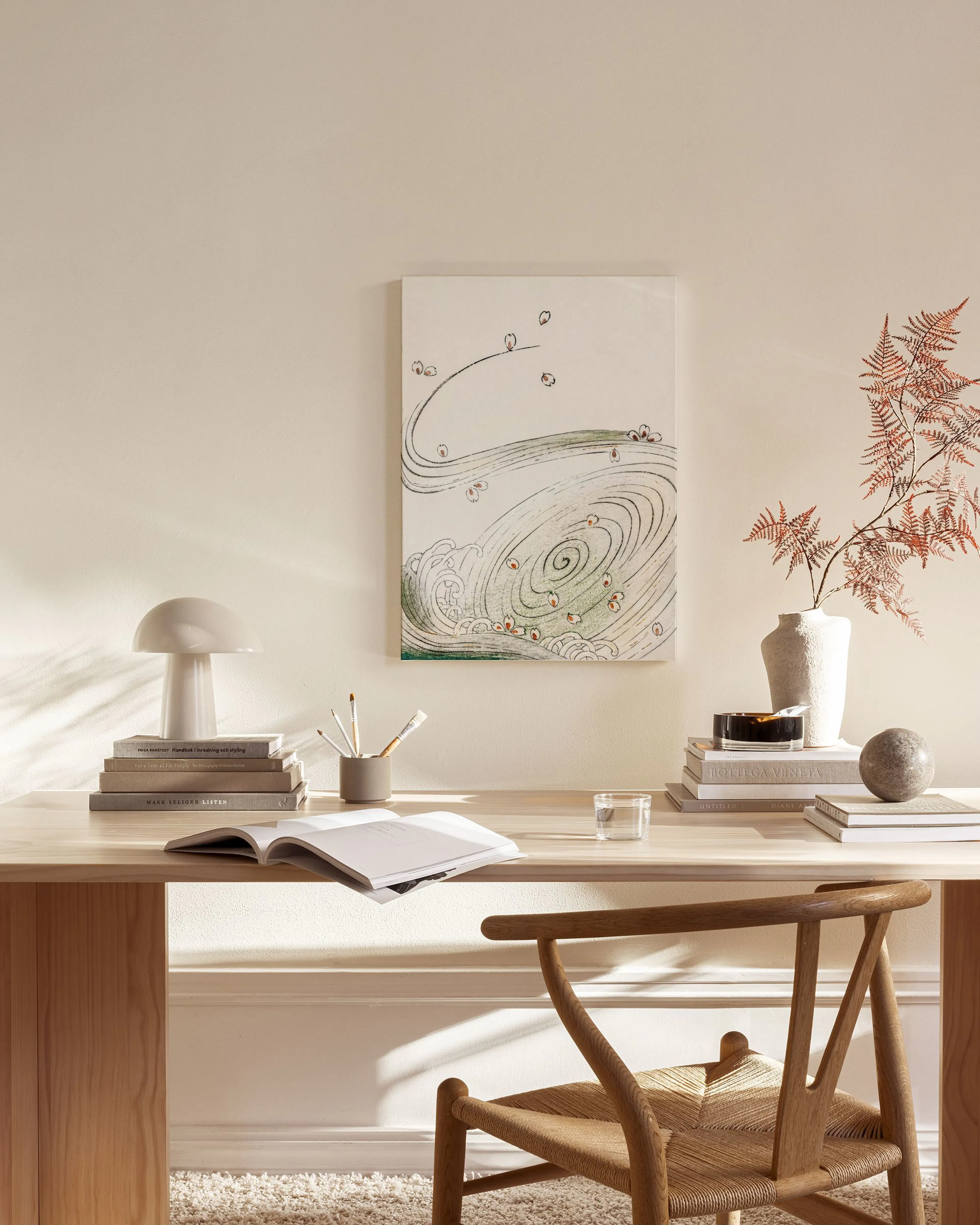 Toile murale abstraite aux tons neutres, motifs de tourbillons verts et formes organiques, suspendue dans un salon moderne.