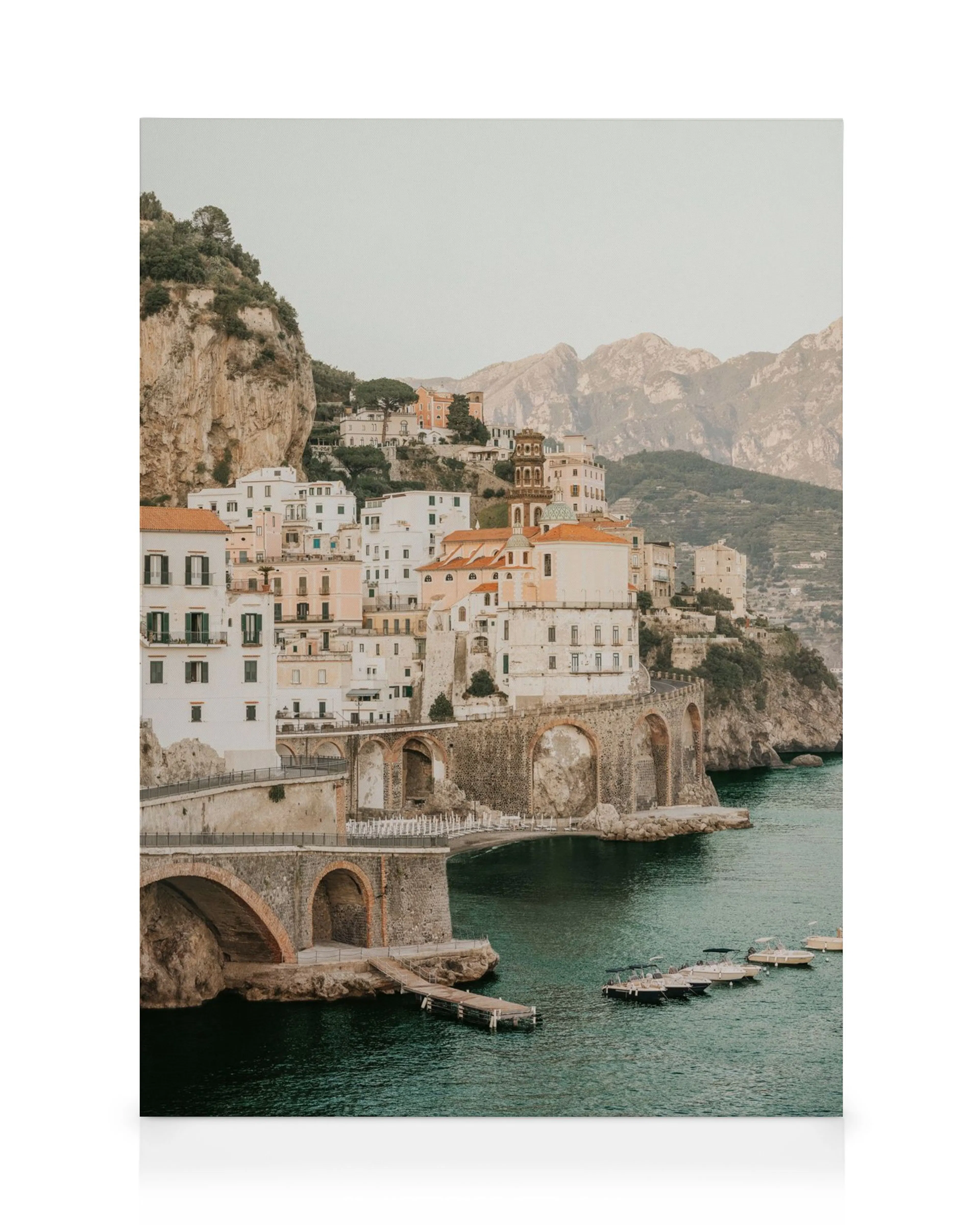 Obraz na plátně italského pobřežního města Amalfi s domy a horami u tyrkysového moře.
