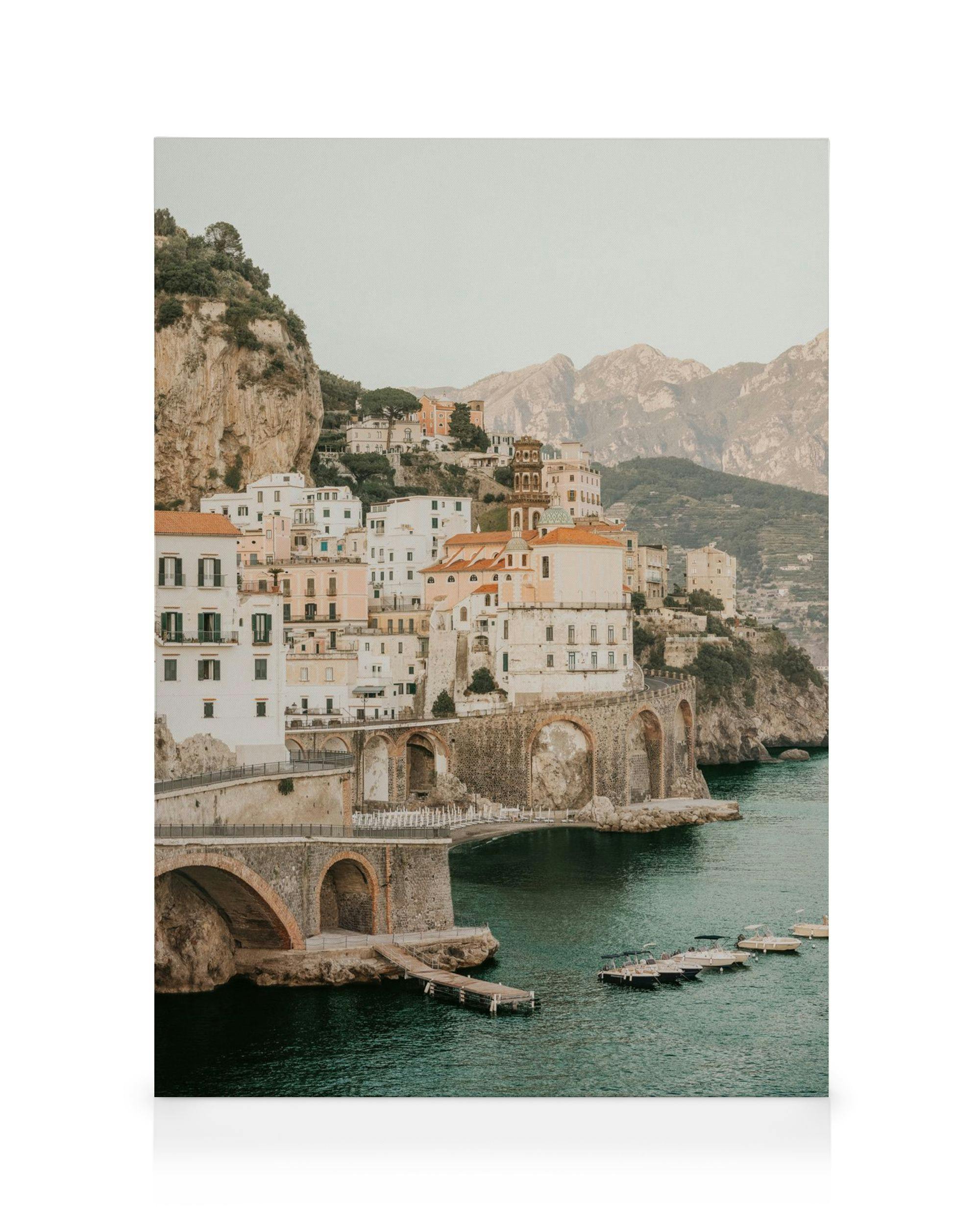 Lærred med udsigt over Amalfi-kysten, Italien. Hvide huse med røde tage og buegange ved kysten og bjerge i baggrunden.