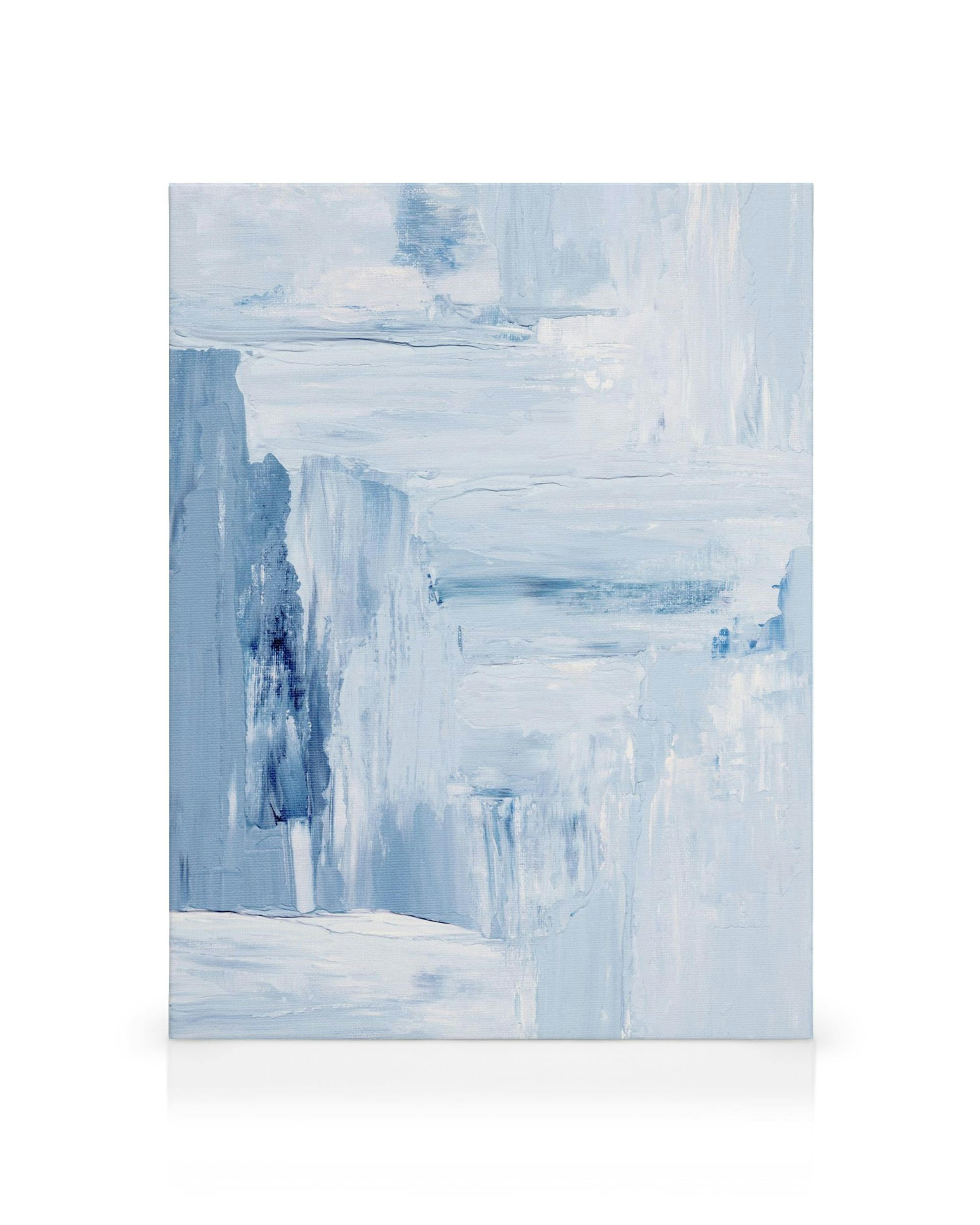 Pintura abstrata em tela com pinceladas texturizadas de tinta azul e branca, criando um efeito de gelo.