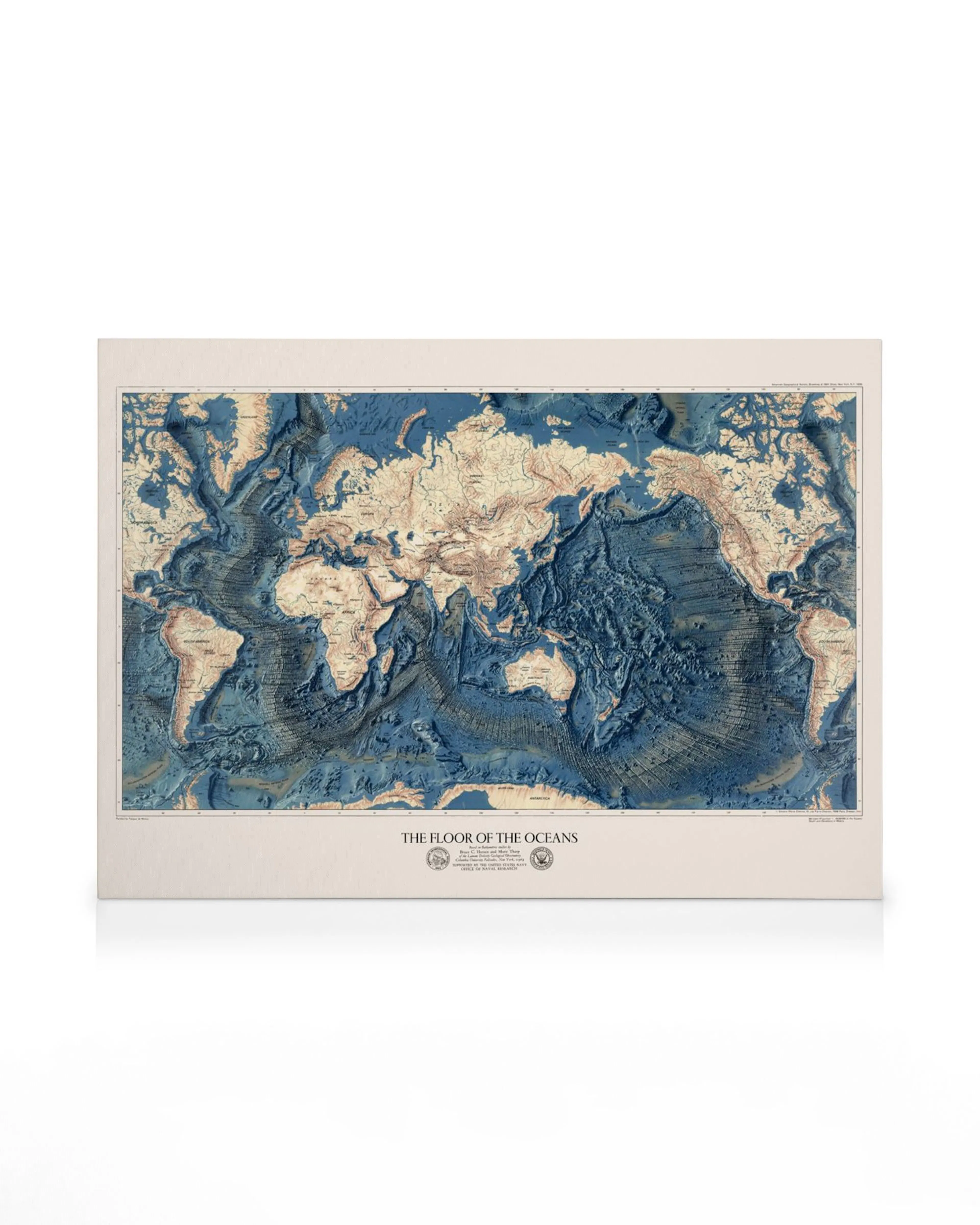 Gedetailleerde wereldkaart canvas met beige land en blauw onderwater reliëf van de oceaanbodem.