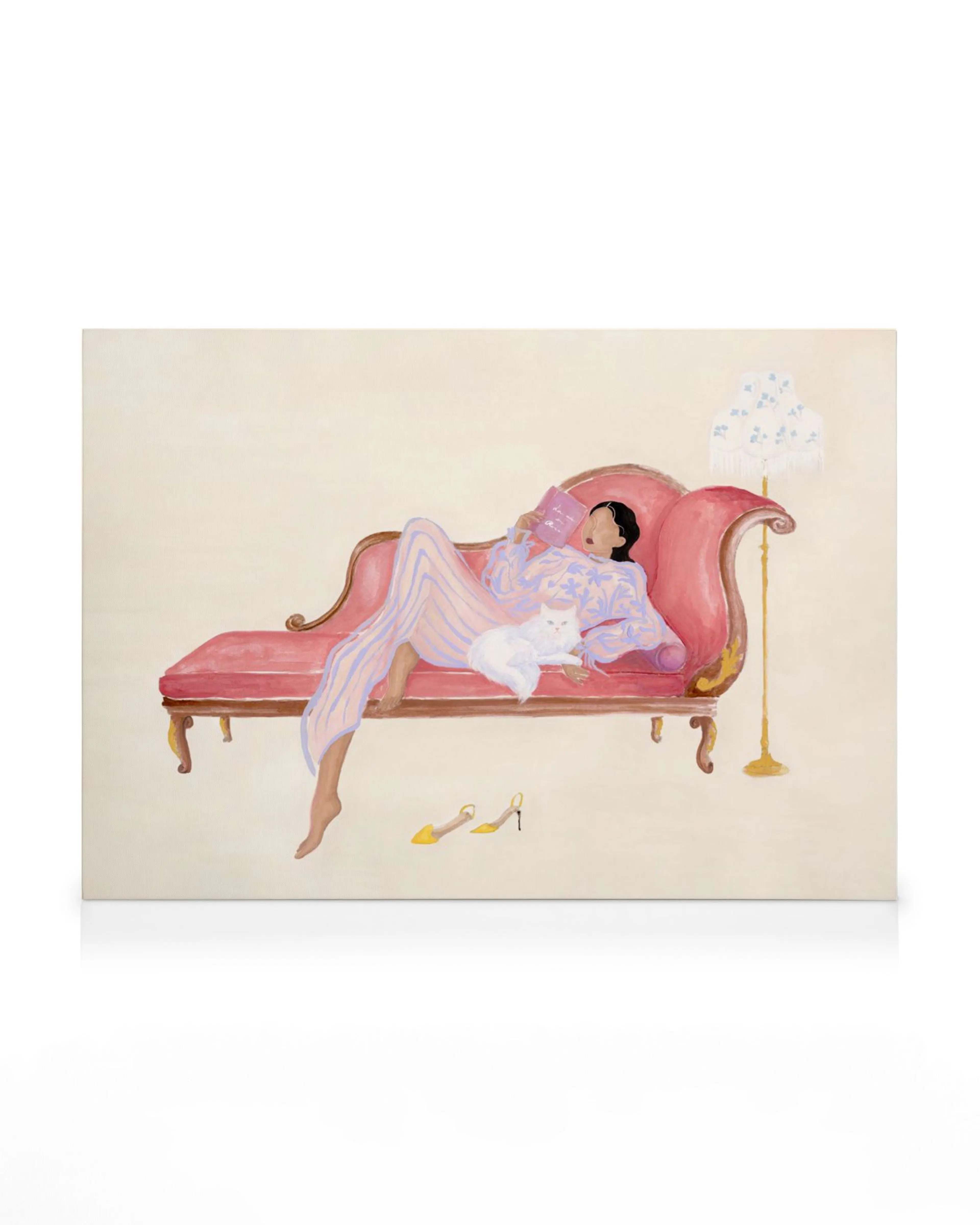 Leinwandbild einer Person, die mit einer Katze auf einem rosa Sofa liest, daneben eine Stehlampe und gelbe Schuhe.