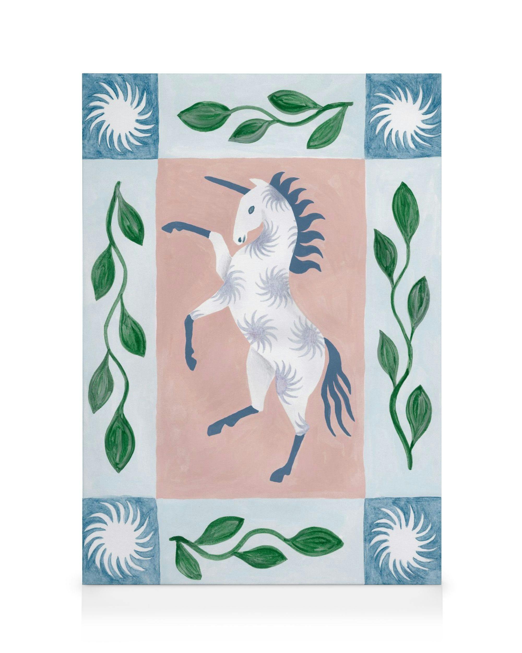 Unicorno danzante su tela, illustrazione dipinta a mano con sfondo blu e rosa.